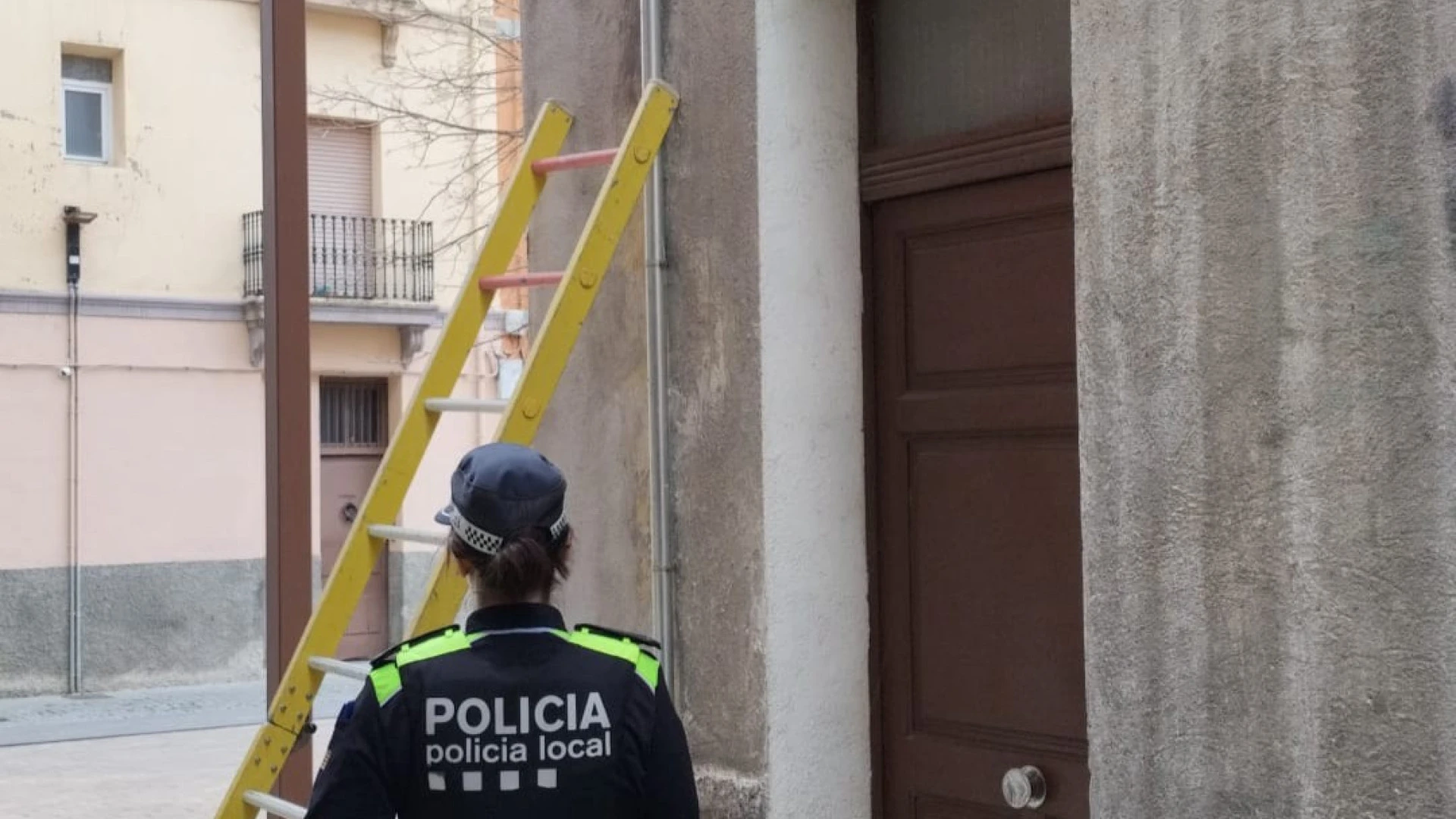 Un juez confirma la medida que debes implantar en tu casa para evitar que entren okupas: el papel de la policía es crucial