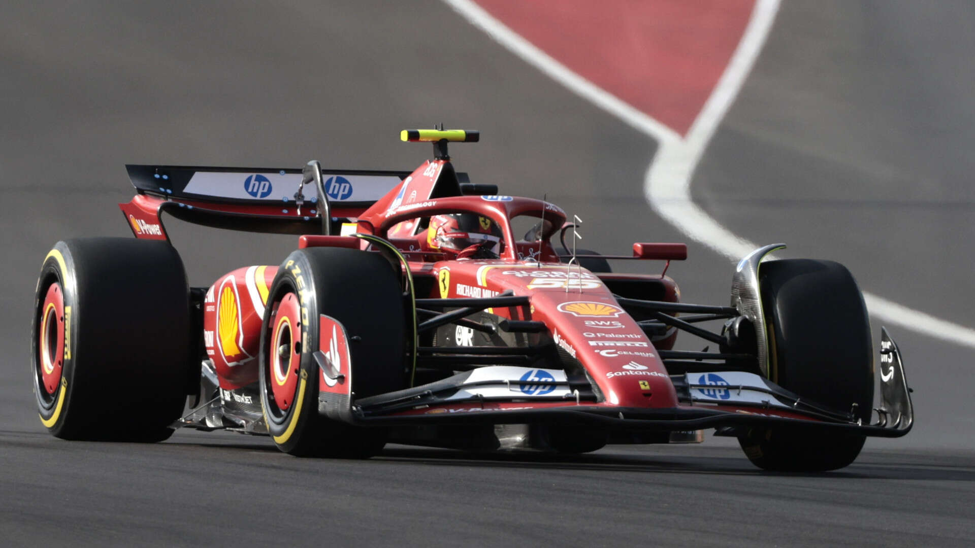 Un gran Carlos Sainz acaba segundo en la carrera al sprint, solo por detrás de un Verstappen que da otro paso más hacia el título