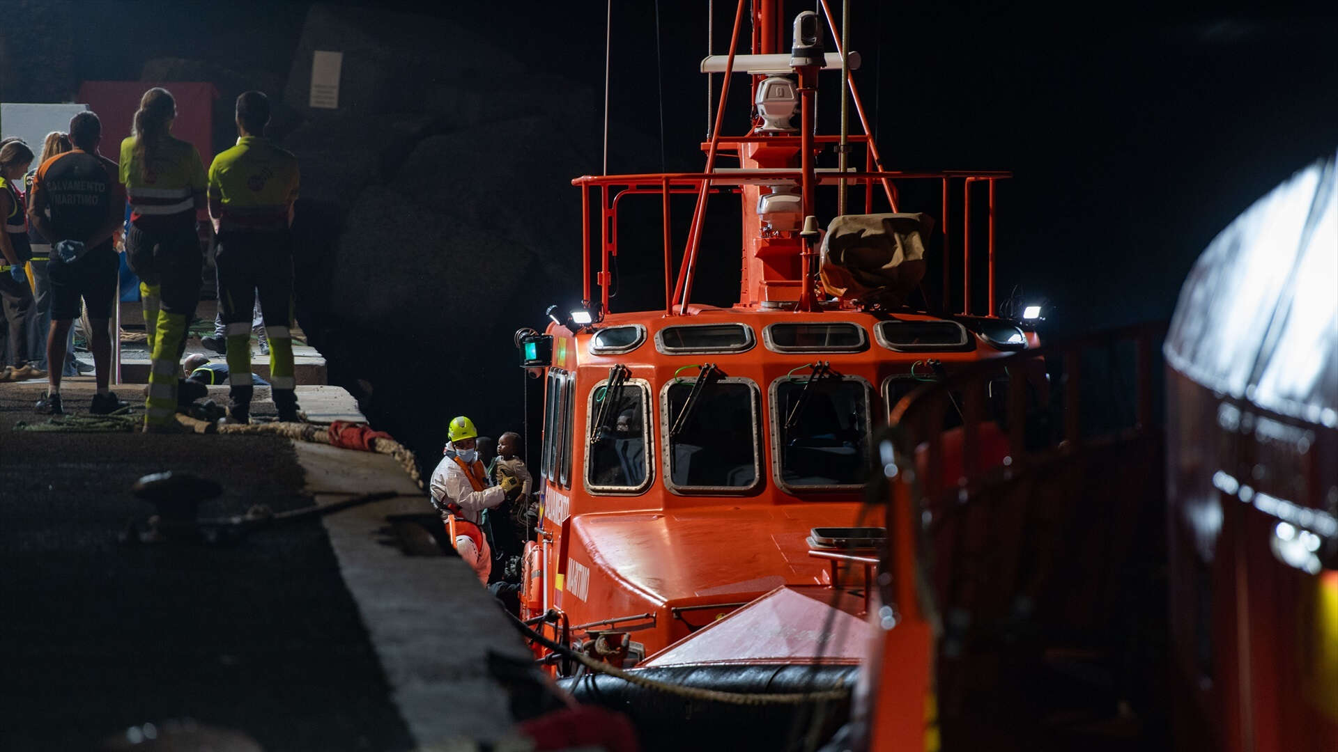 Rescatados 300 migrantes de cuatro barcazas en aguas próximas a Canarias