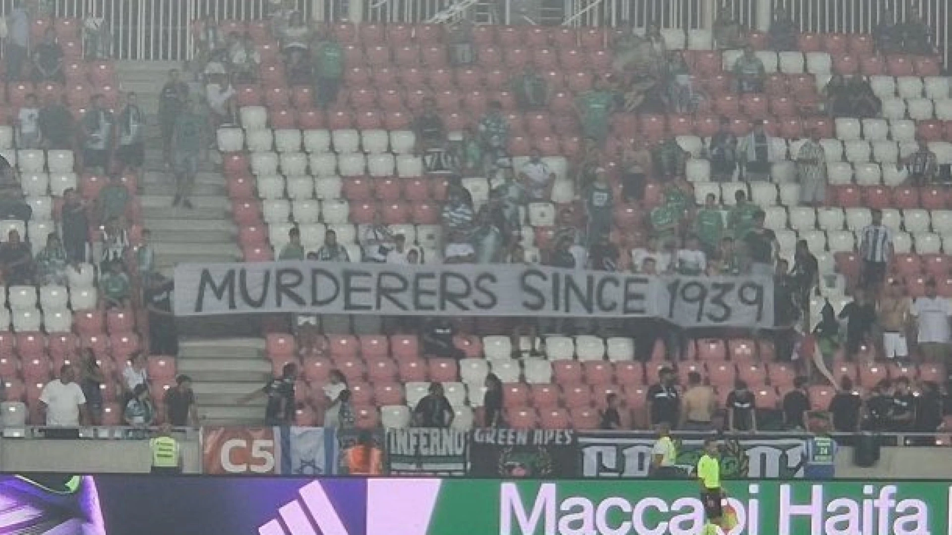 Escándalo en la Conference League por una pancarta de los hinchas del Maccabi Haifa