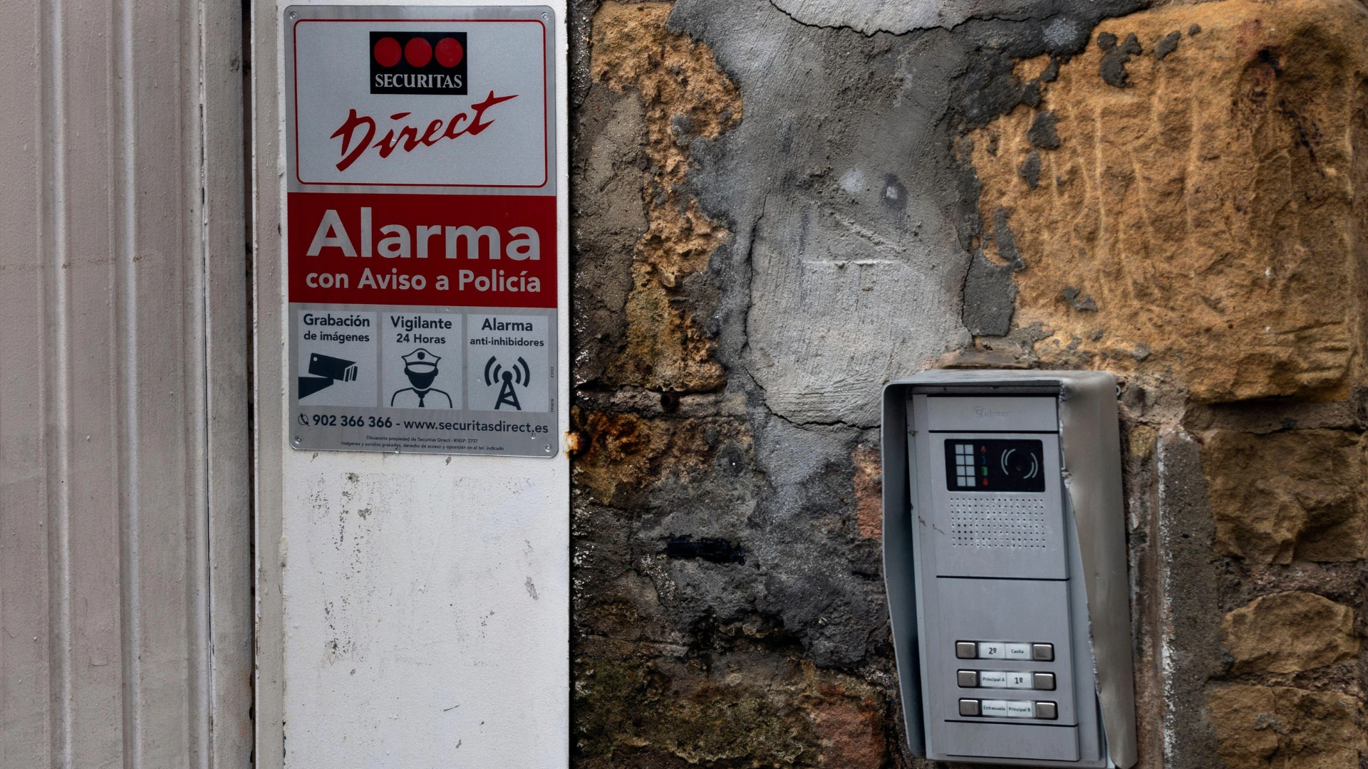 Cuando poner una pegatina de una alarma en tu casa es un delito: las consecuencias legales de proteger tu piso de okupas