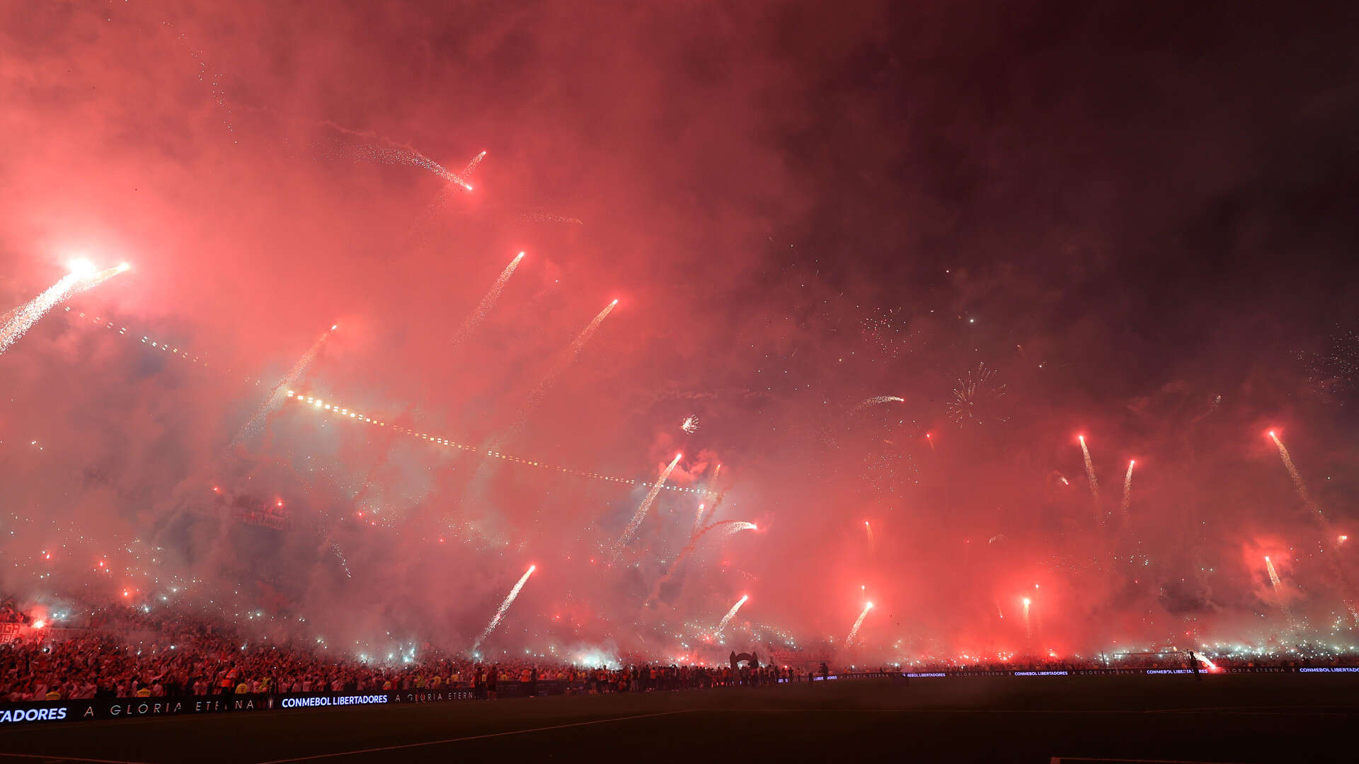 El estadio de River Plate, clausurado por la lluvia de fuegos artificiales no autorizados dentro del campo