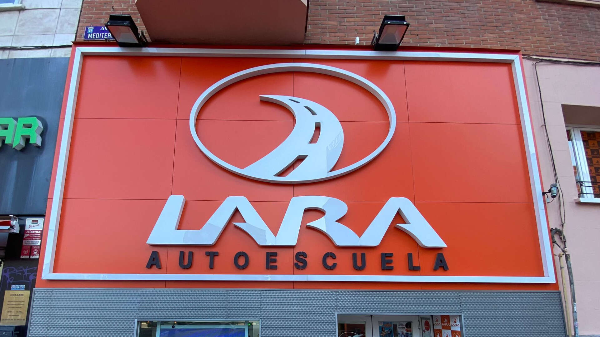 Autoescuela Lara cumple 50 años abriendo una autoescuela en la Puerta del Sol