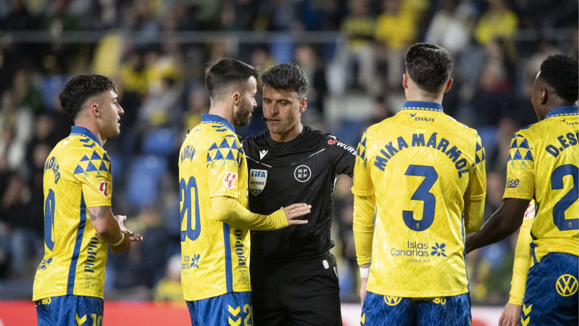 El show de Gil Manzano en Las Palmas: 15 amarillas y un polémico VAR... y no es su récord en Primera