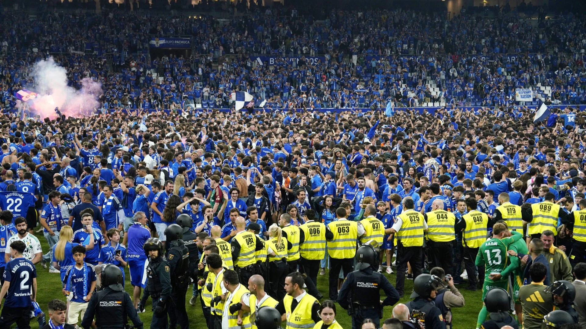 LaLiga denuncia la invasión de campo en Oviedo y los cánticos contra Gijón