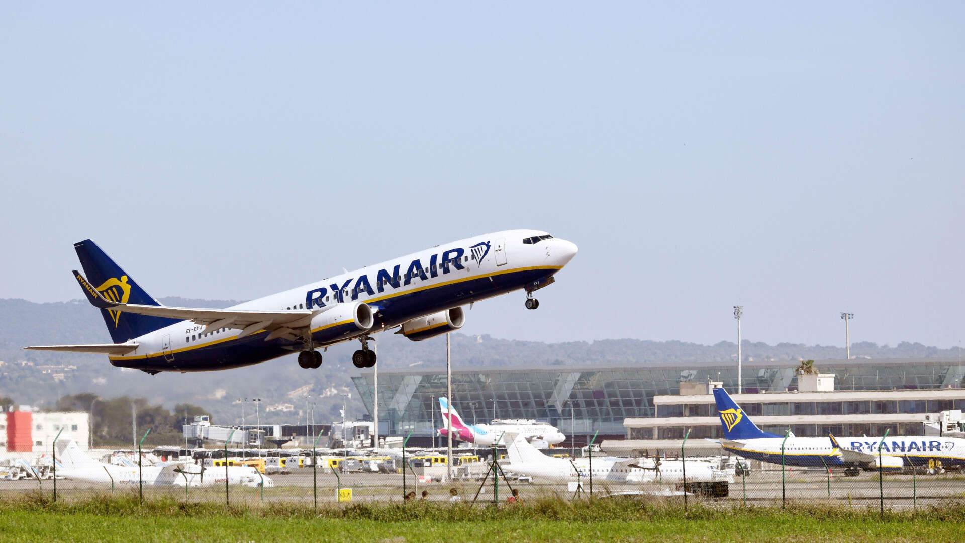 Despiden a un trabajador de un aeropuerto de Baleares por cómo le pillaron mientras trabajaba: dio positivo