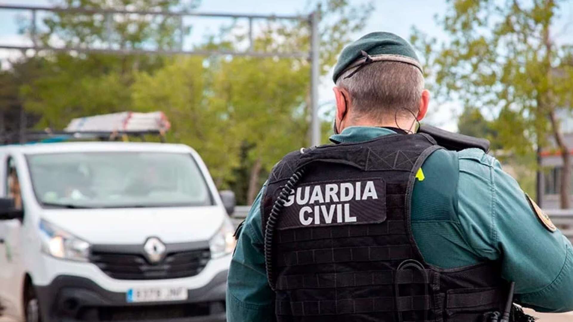 Conduce una furgoneta por Las Palmas, le para la Guardia Civil, y este es el detalle que hace sospechar a los agentes y acaba delatándole: 