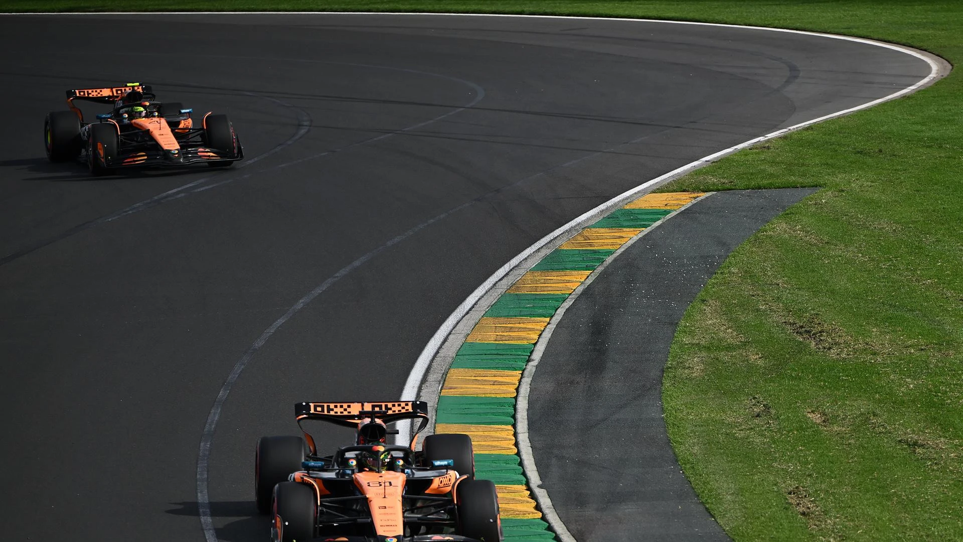 Norris y Piastri brillan en Australia y saldrán desde primera línea, por delante de Verstappen. Sainz 10º y Alonso 12º, tras caer en Q2