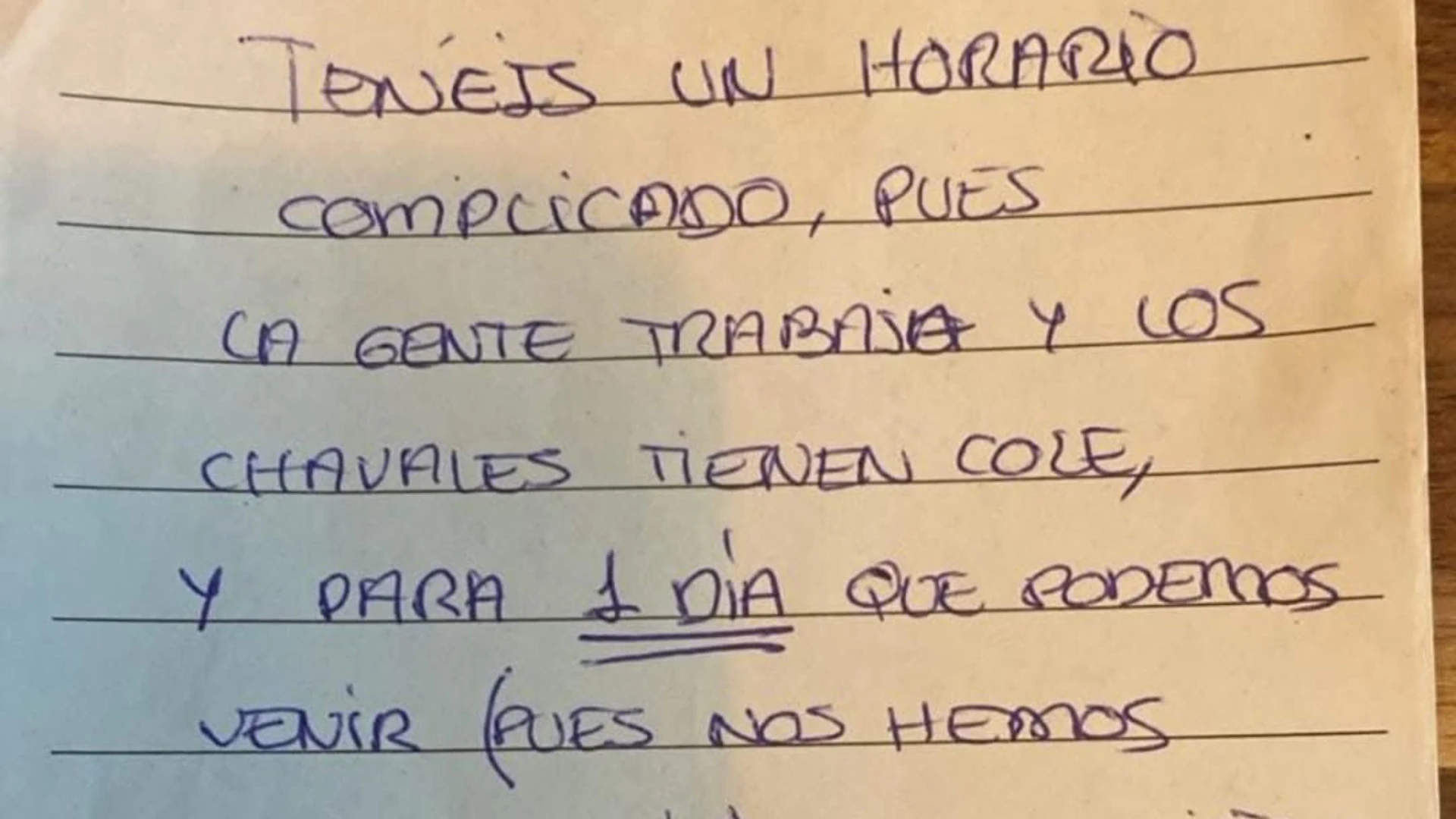 Cuelga una nota al encontrarse un bar cerrado en festivo y la decisión se le acaba volviendo en contra por este motivo: 