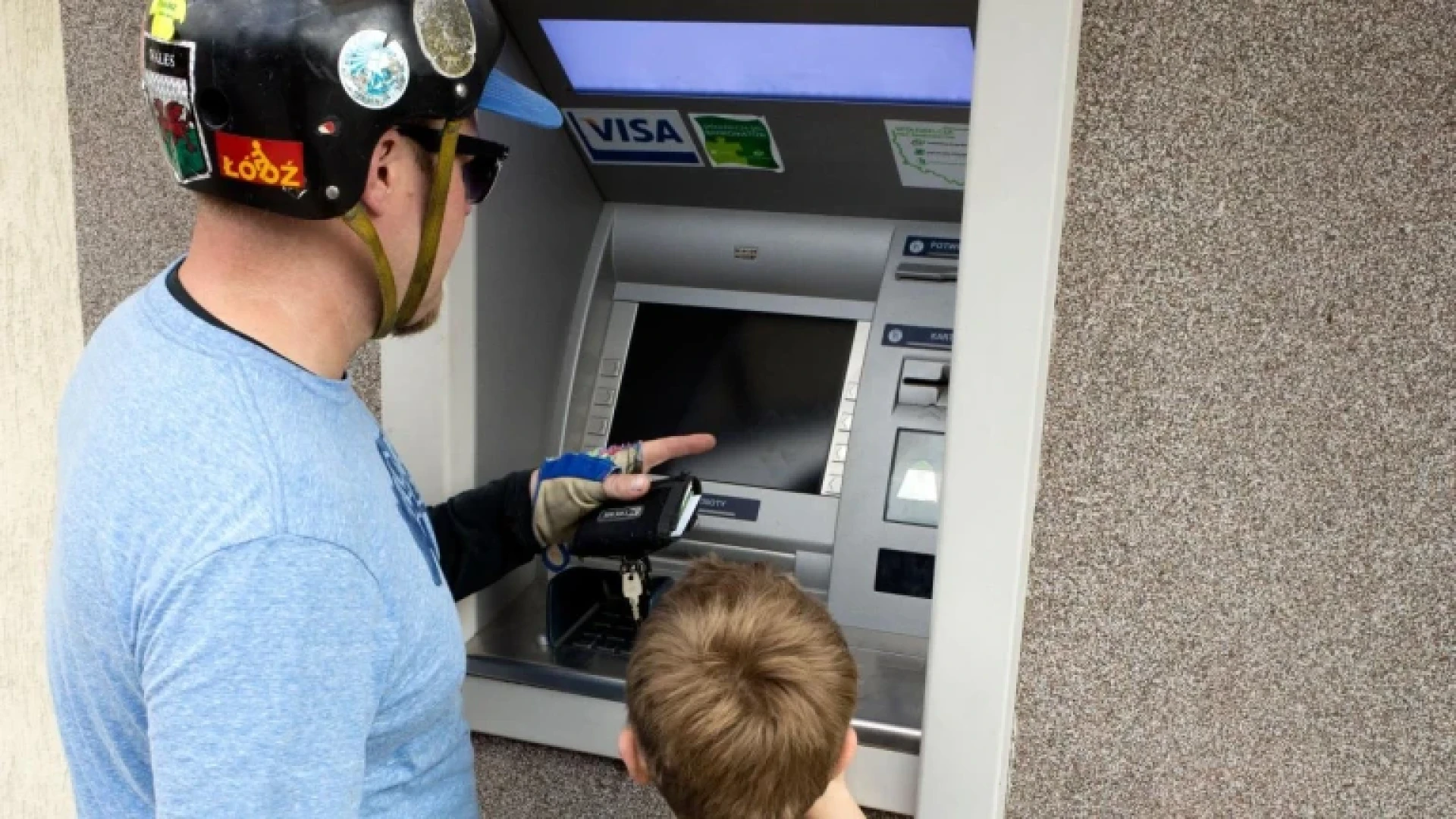 Hacienda avisa si eres padre: esto es lo que debes evitar para ser sancionado si compartes una cuenta en el banco con tu hijo