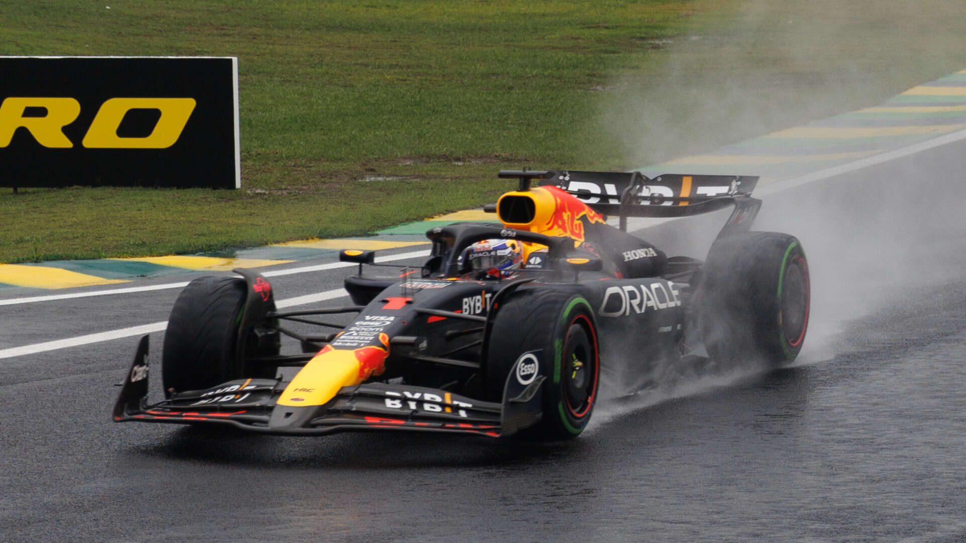 Espectacular remontada de Verstappen bajo la lluvia para dar otro paso más hacia el título; Alonso, 14º; Abandono de Sainz