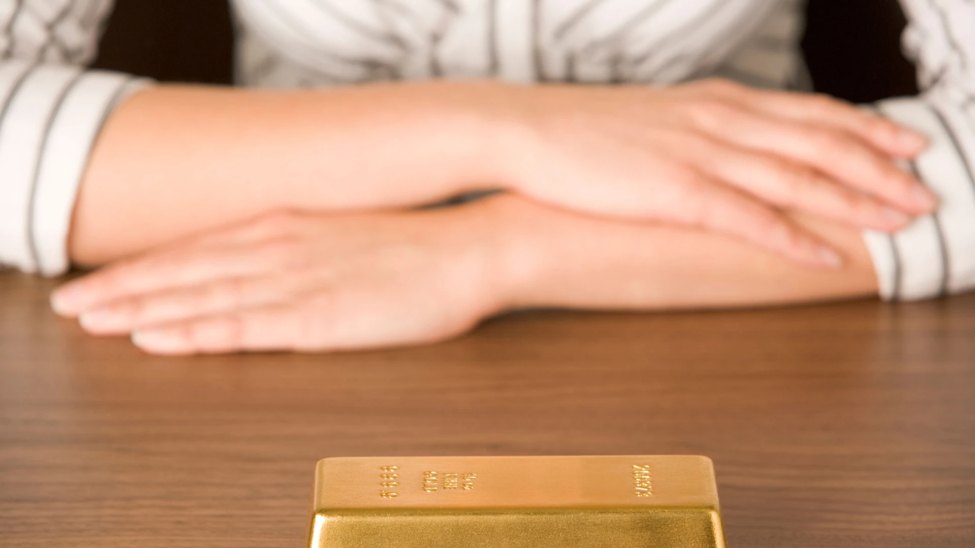 Una mujer encuentra dos lingotes de oro en Madrid y dos años después, recibe un aviso del Ayuntamiento que le cambia la vida: puedes...