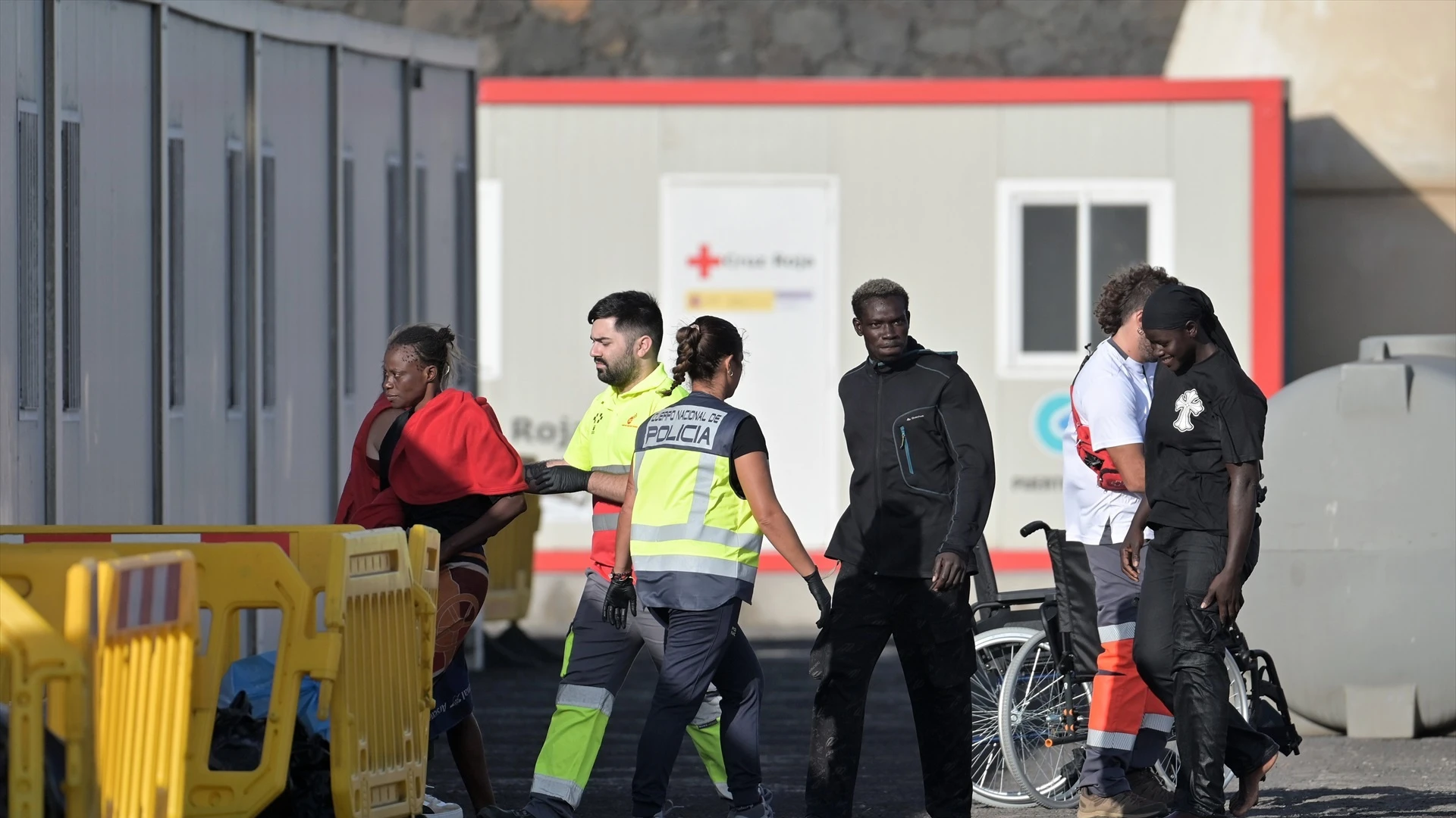 Salvamento Marítimo rescata un cayuco con 72 personas en aguas próximas a El Hierro