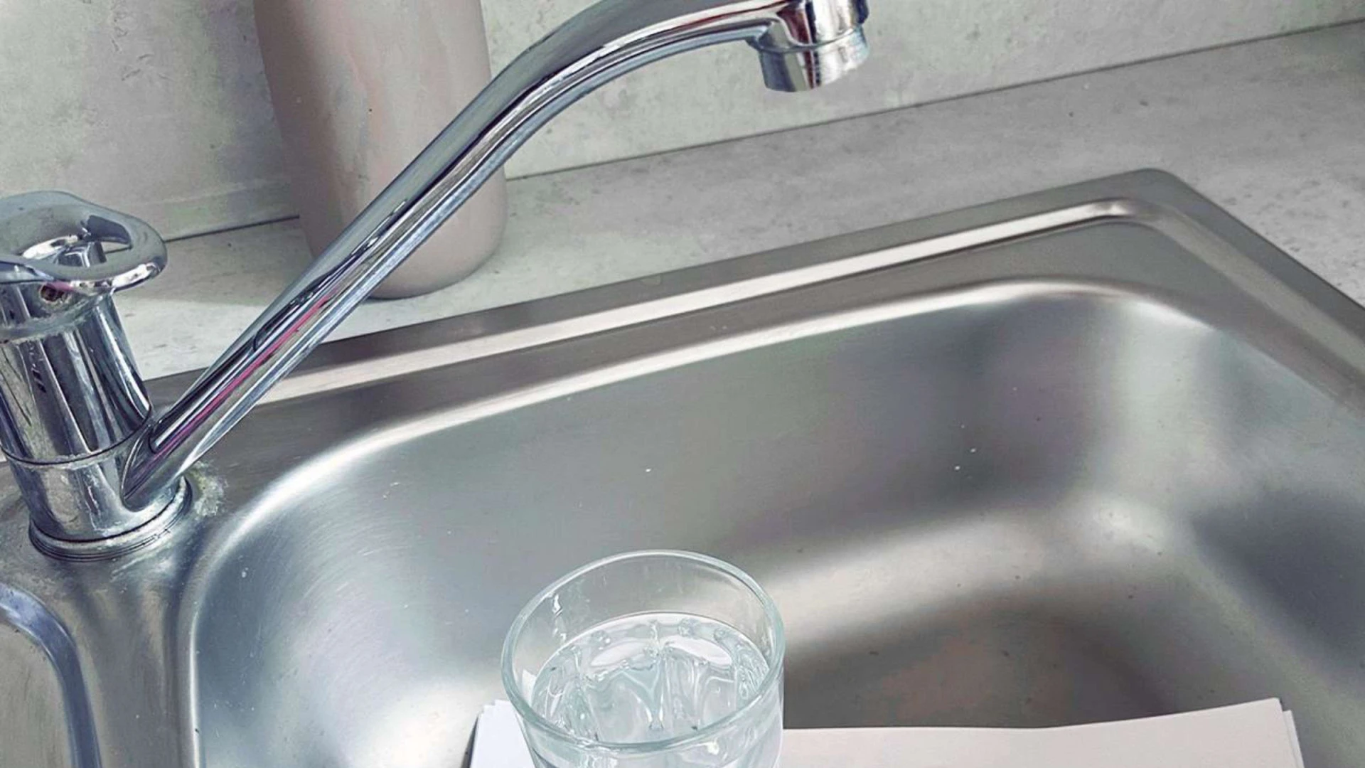 Por qué deberías de dejar un vaso y papel encima del fregadero si te vas de vacaciones: el motivo por el que te evita un disgusto