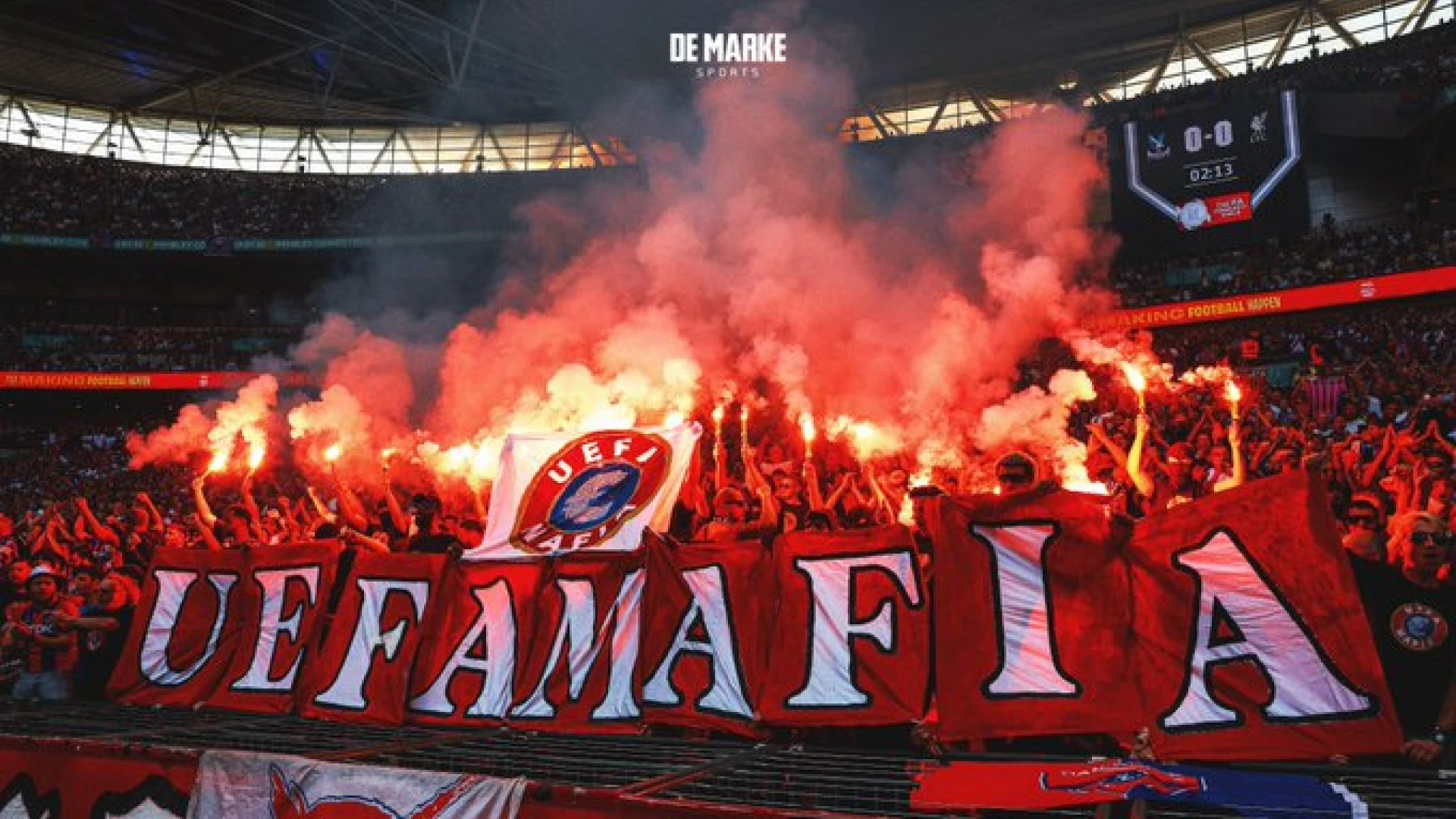 Aficionados del Crystal Palace cargan contra la UEFA en Wembley: 