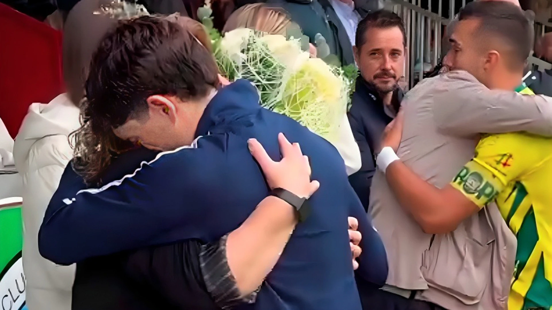 Sentido homenaje del CD Laredo con la familia del jugador fallecido hace unos días