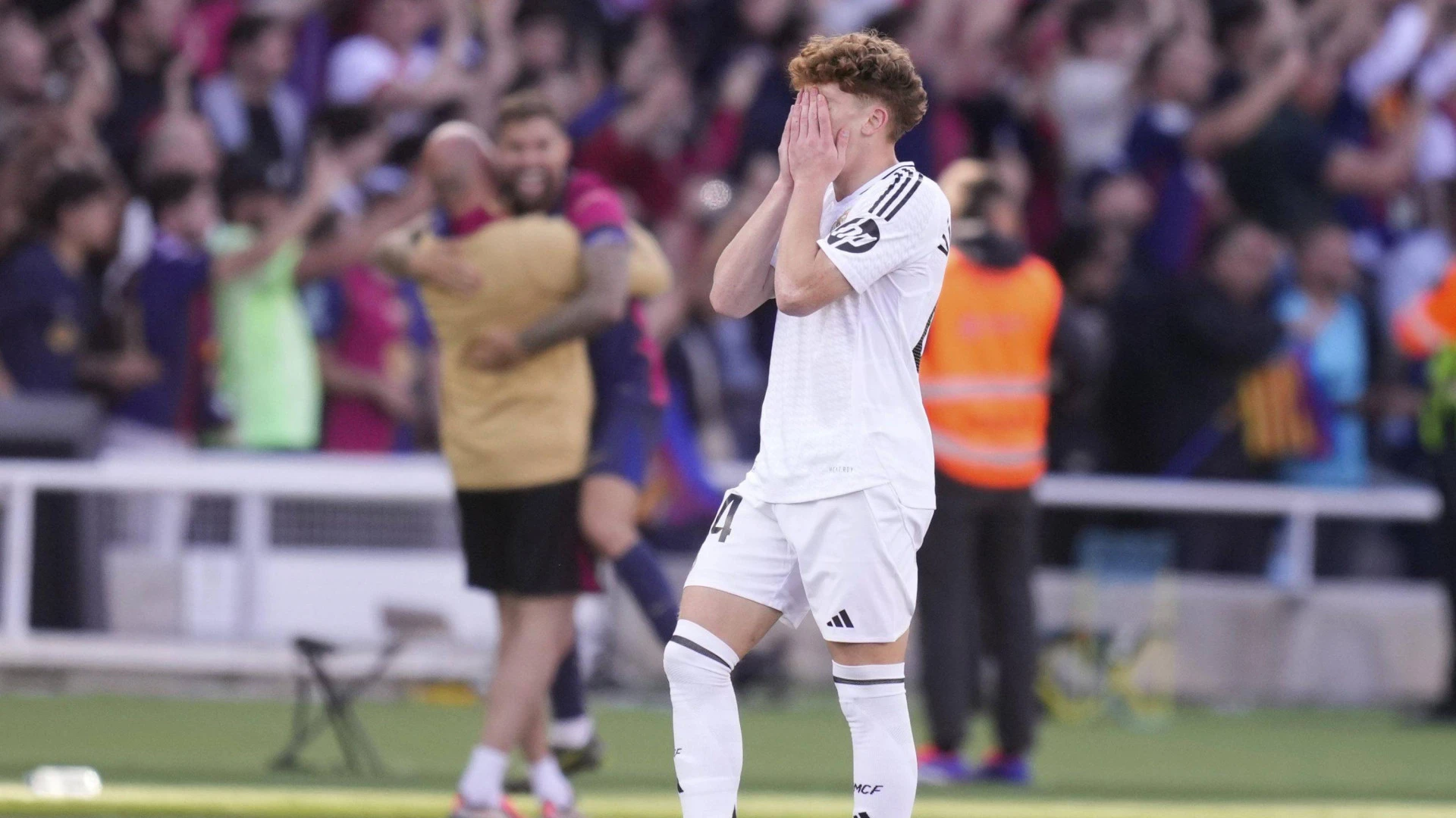 Ola de insultos a Víctor Muñoz, el canterano del Real Madrid que pudo marcar el 4-4 en el Clásico: Debutaba, acabó llorando y ha tenido que desactivarse los comentarios