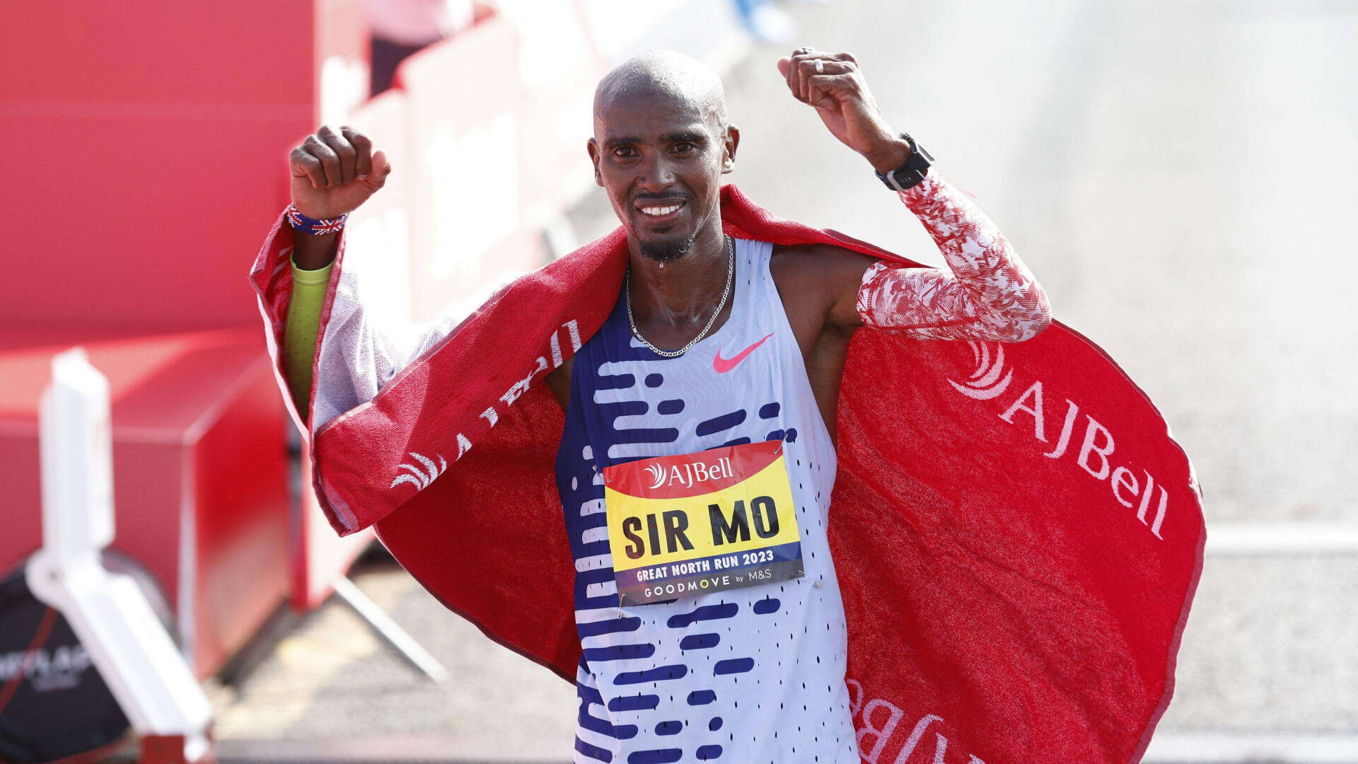 La leyenda del atletismo Mo Farah recupera un teléfono robado después de salir corriendo detrás de la furgoneta en la que huían los ladrones