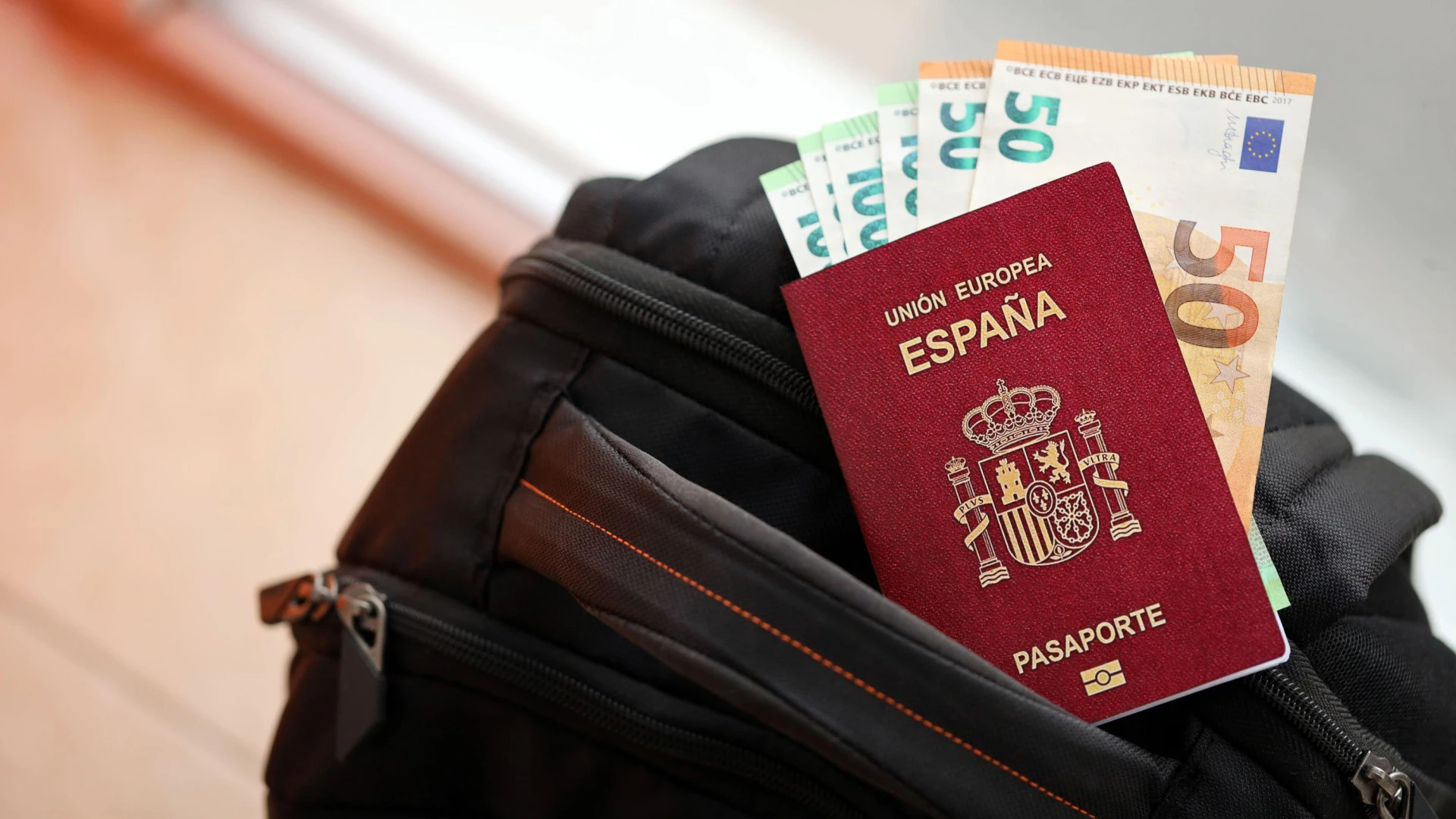 Esta opción que tienes en tu teléfono móvil puede hacer que pagues menos por tu billete de avión este verano