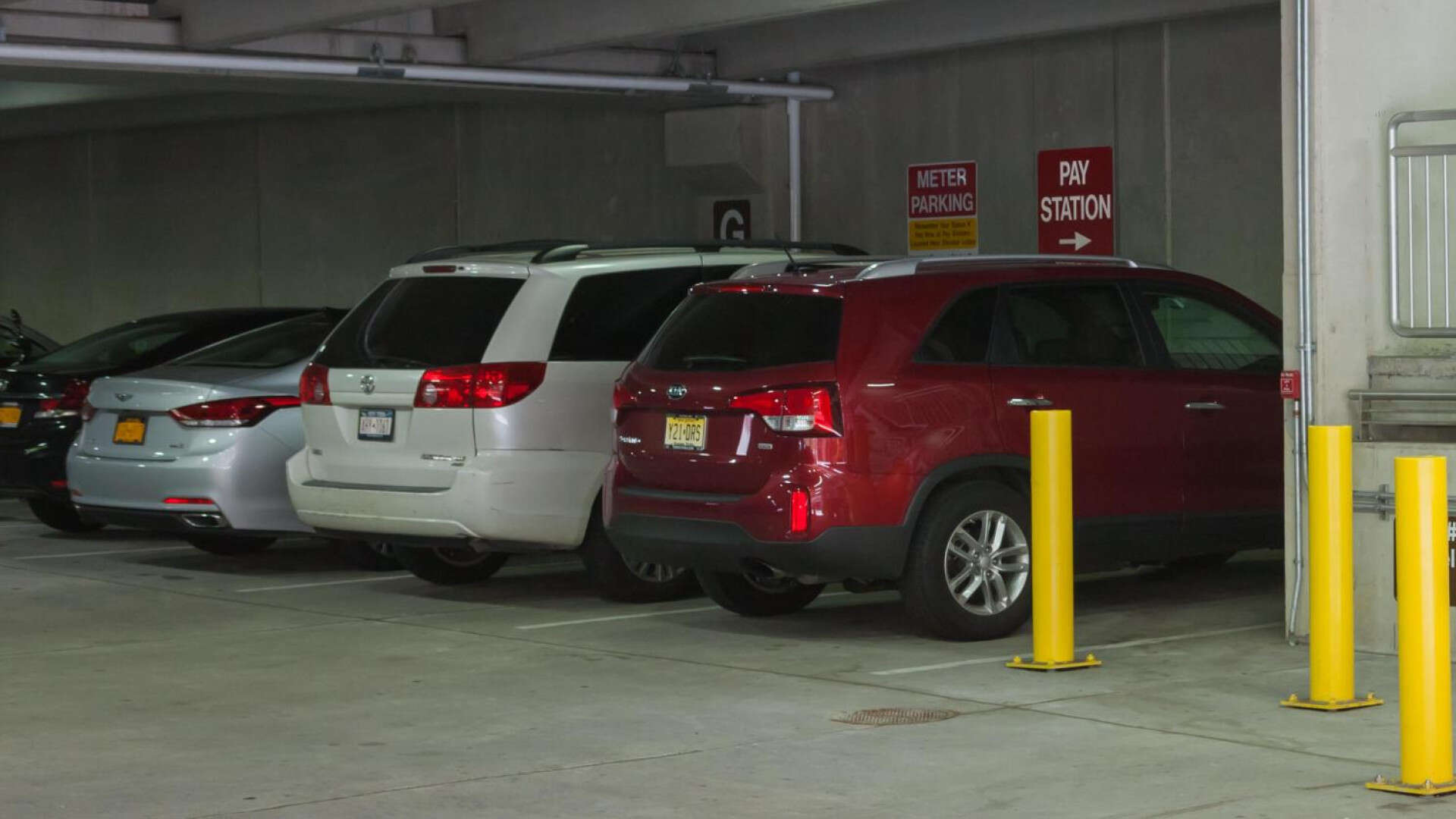 Va a recoger su coche al parking y le impresiona la nota que le han dejado en el parabrisas: mudo al descubrir de quién viene