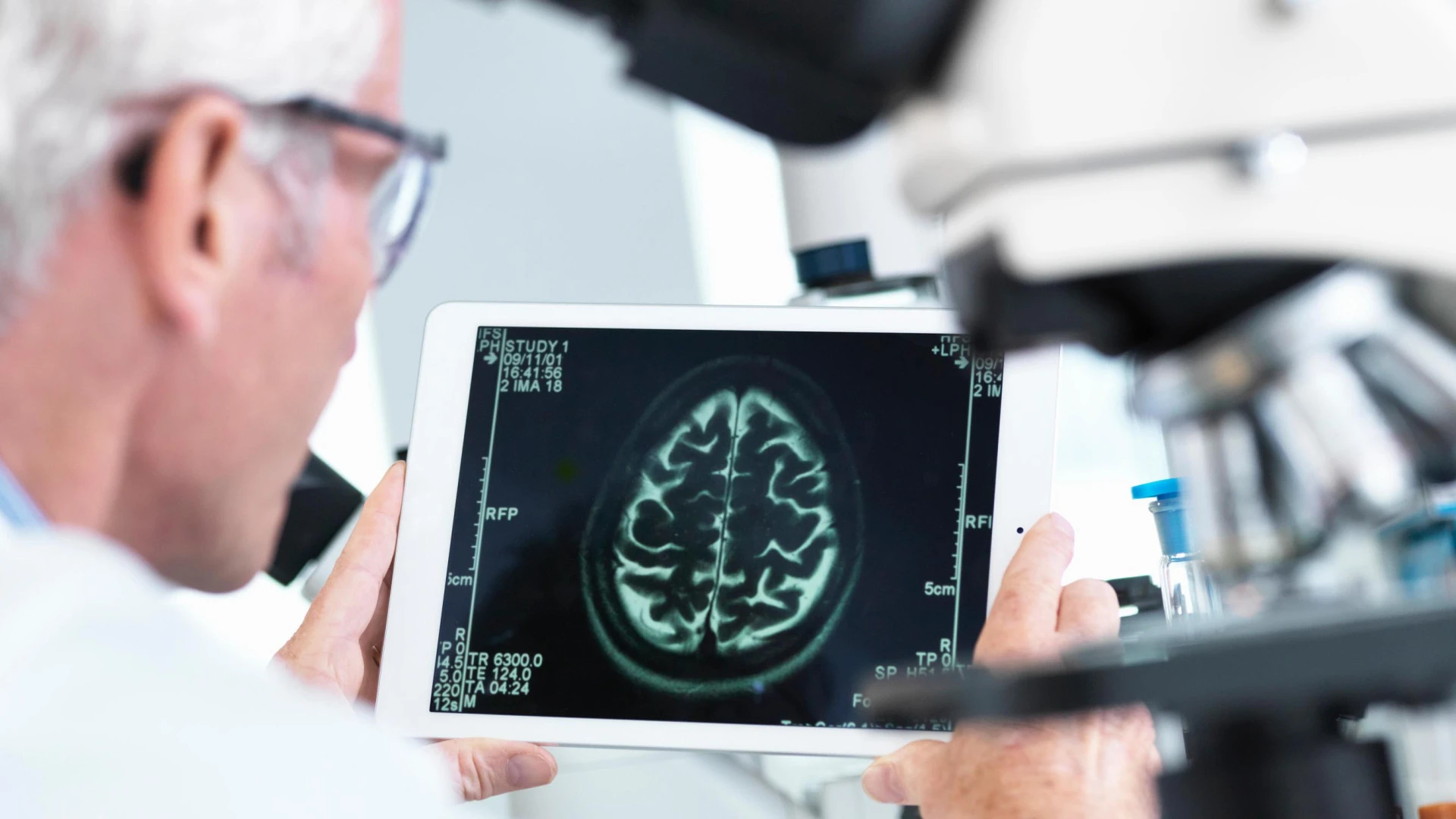 Demostrado por la ciencia, usar ChatGPT te hace más tonto: estas son las áreas cerebrales que debilita la inteligencia artificial