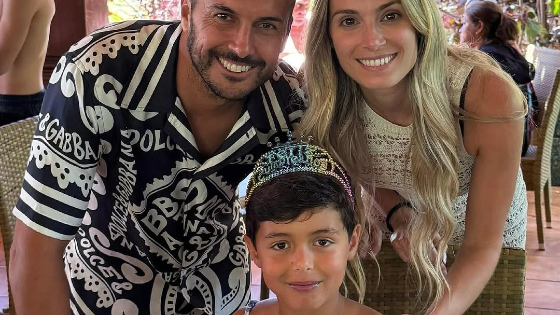 Pedrito restringue los comentarios tras las fotos de su hijo con vestido y diadema