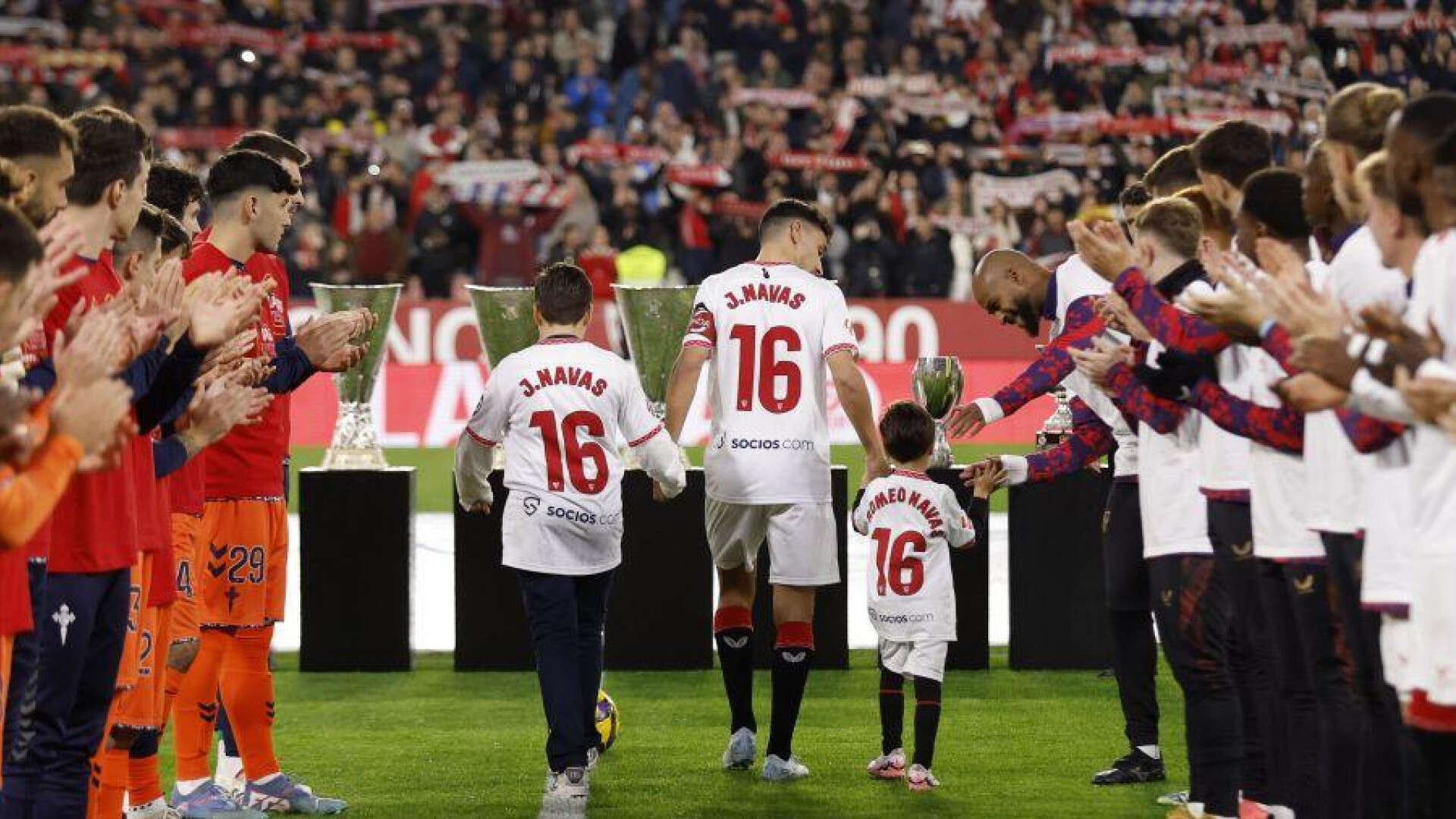 Un emocionado Jesús Navas se despide de su afición en el Sánchez Pizjuán: 