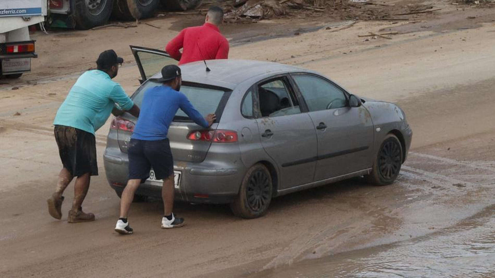 ¿Es recuperable mi coche afectado por la DANA?: Este es el detalle que debes mirar, lo que nunca debes hacer y el coste del arreglo