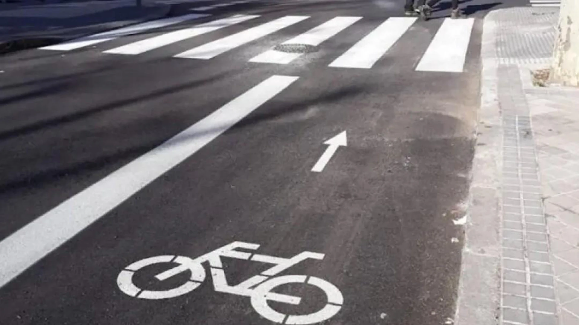Aviso de la DGT a ciclistas: Multas de hasta 200 euros por no hacer este gesto obligatorio al cruzar el paso de peatones en bicicleta