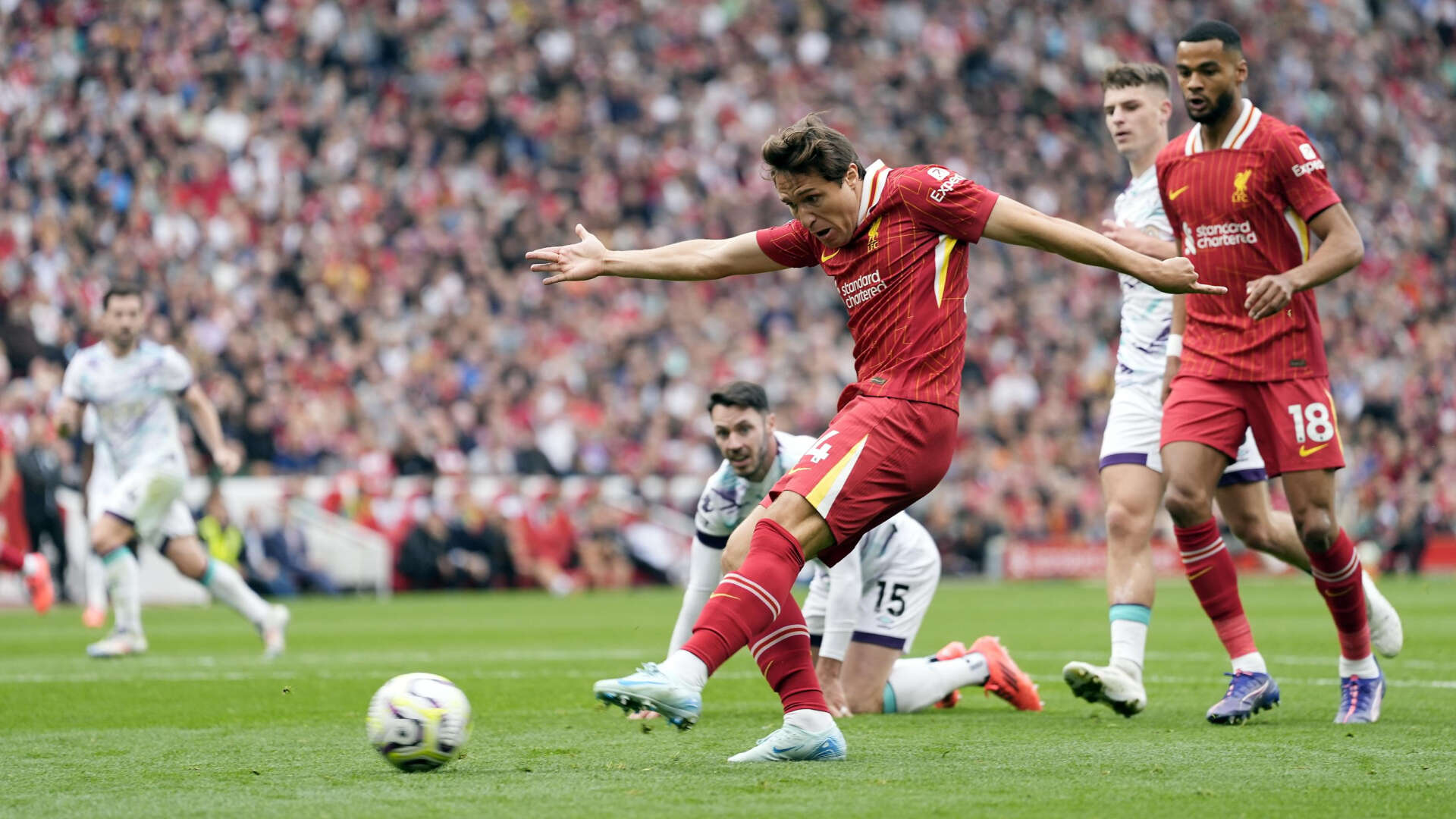 Liverpool y Aston Villa alcanzan al Manchester City a la espera de su partido ante el Arsenal