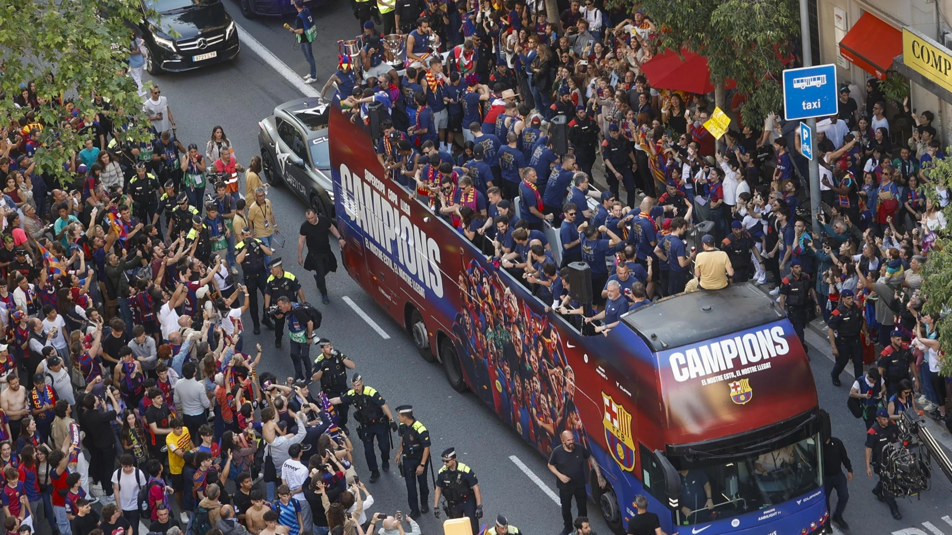 Barcelona se lanza a la calle para festejar los títulos del Barça