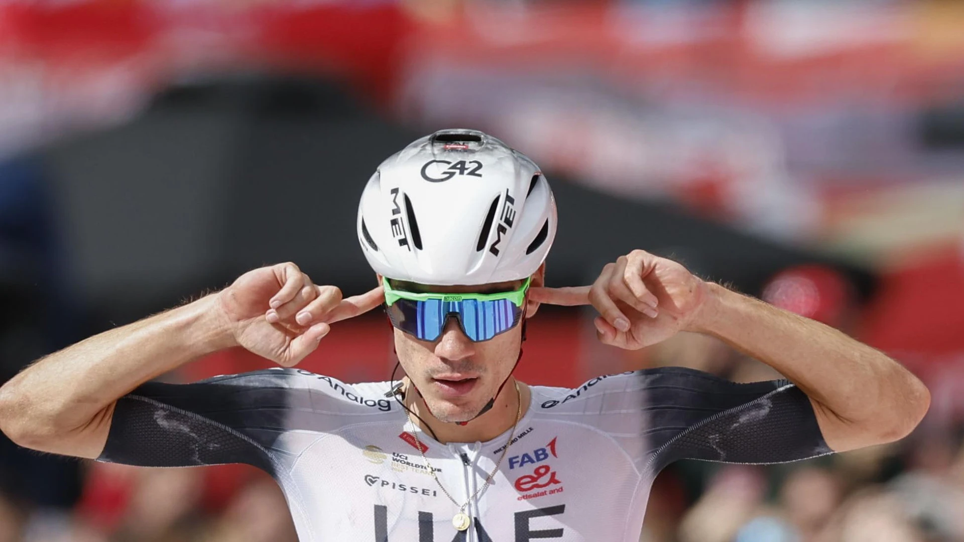 Zanahoria y palo de Eusebio Unzué a Ayuso: 