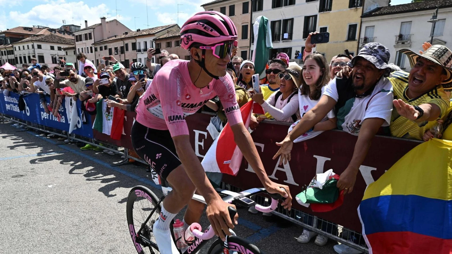 Del Toro aprovecha una caída masiva para aumentar su ventaja con Ayuso y Roglic