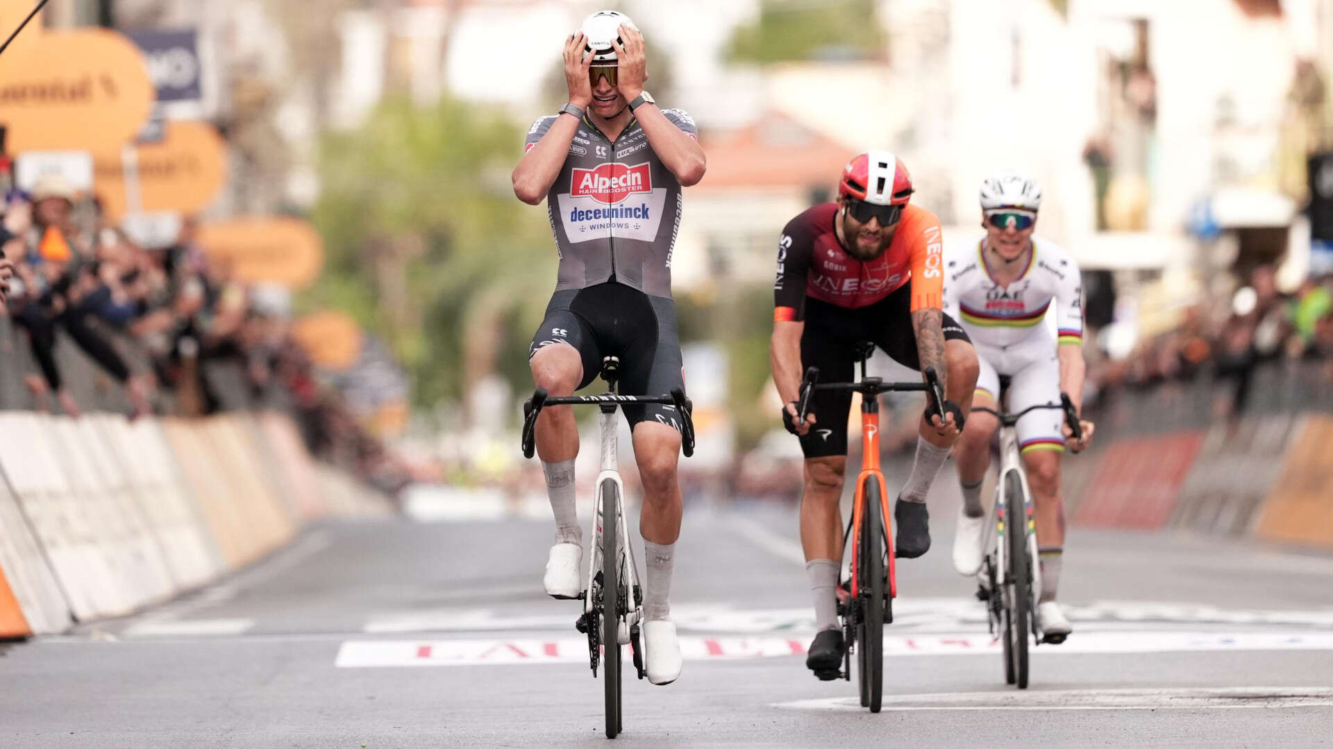 Van der Poel evita que salga el arcoíris en San Remo