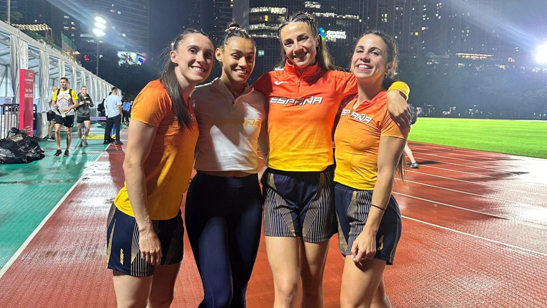 El momentazo del 4x100 femenino después de conseguir el récord de España: 