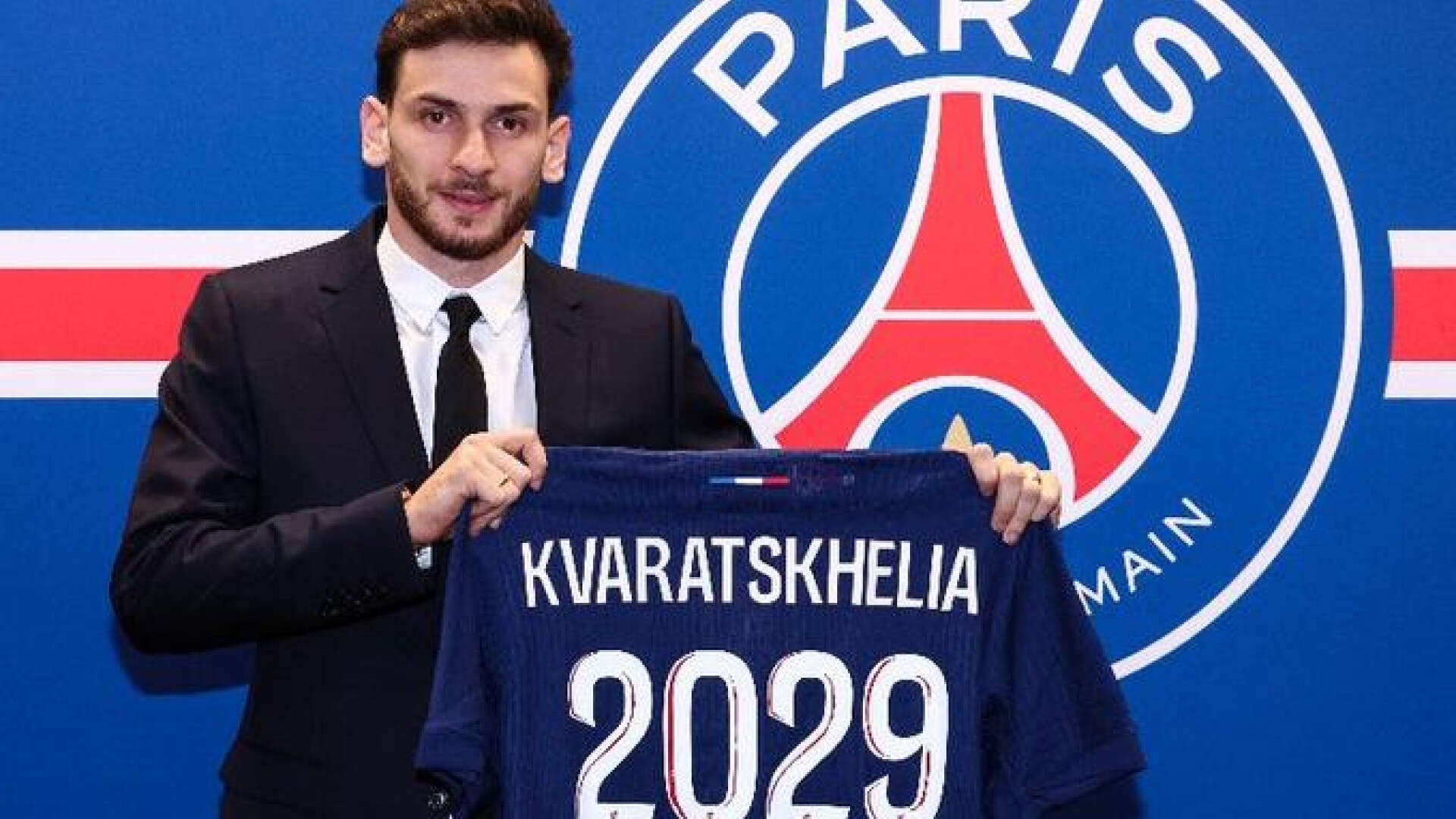 Kvaratskhelia firma con el Paris Saint-Germain hasta 2029