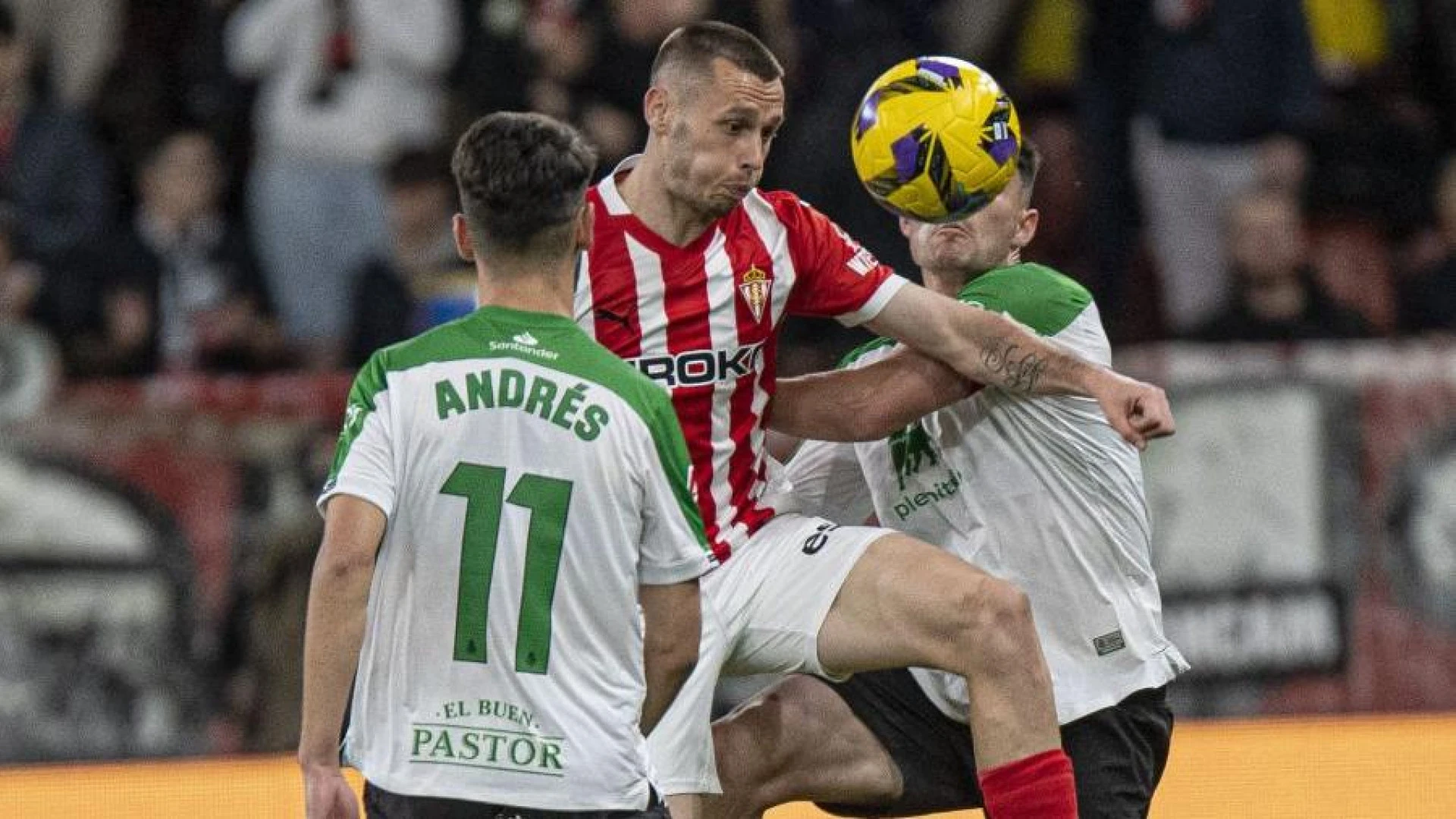 Tablas en El Molinón que le arrebatan el liderato al Racing