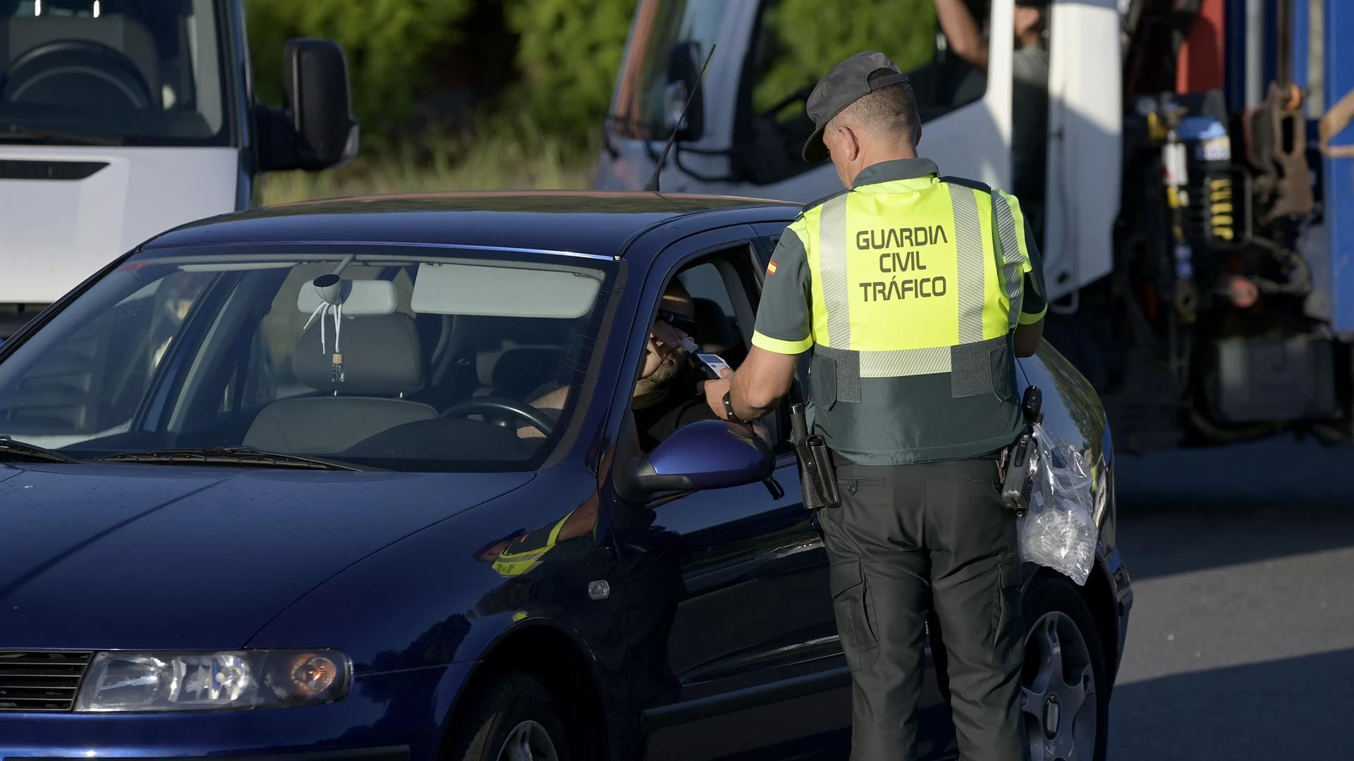 Van al curso de recuperación de puntos conduciendo su propio coche y la Guardia Civil se ve obligada a intervenir: pena de cárcel