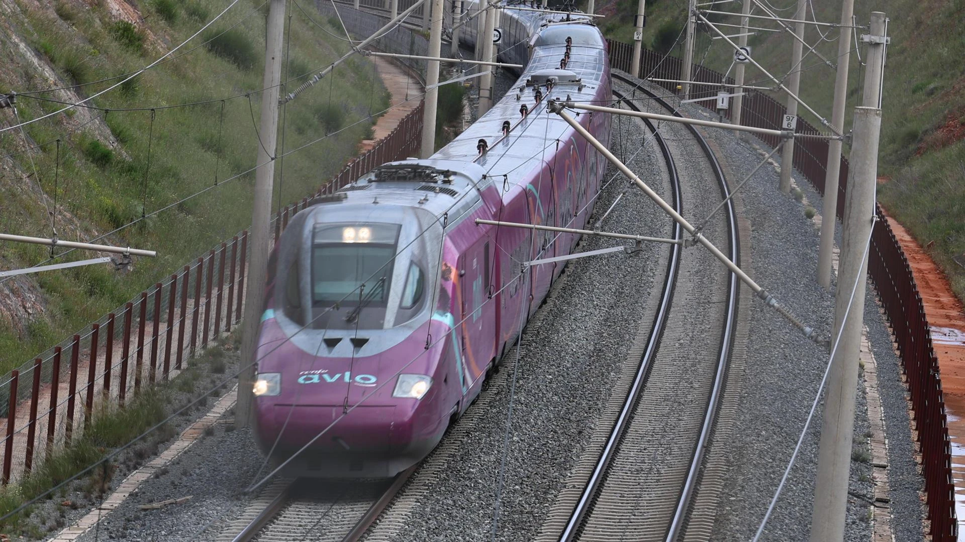 Restablecida la alta velocidad Santiago-Ourense pero sigue cortada la línea Madrid-Galicia