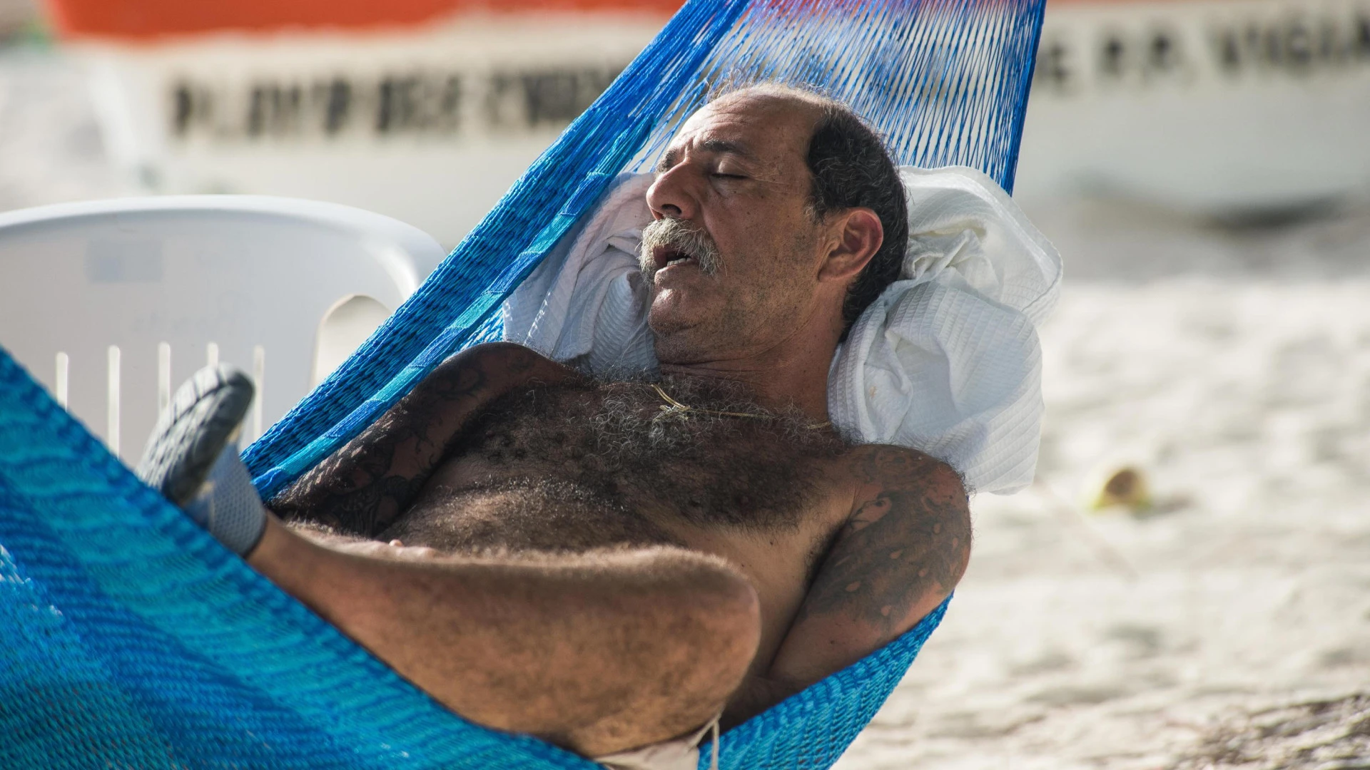Cómo desconectar de WhatsApp este verano para que no sea un incordio durante tus vacaciones: aplica estos sencillos trucos