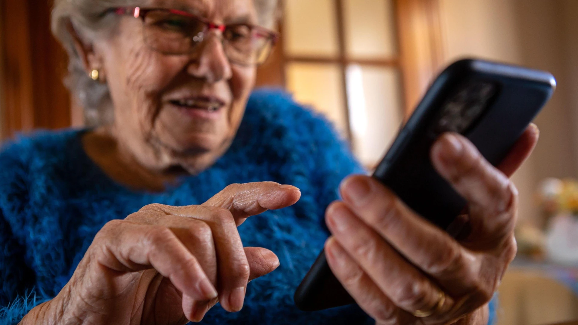 Un joven de Zaragoza crea un móvil adaptado para su abuela y, cinco años después, cambia la vida de más de 10.000 personas en toda España
