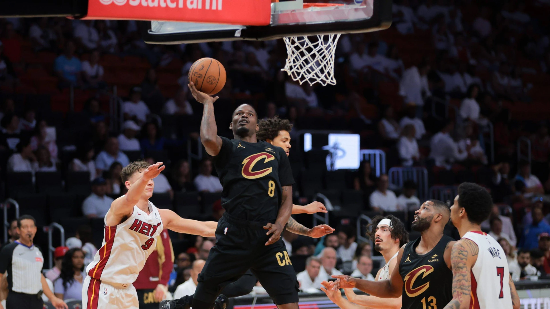 Cleveland barre a Miami y sella su clasificación; Los Warriors aumentan su ventaja en un partido de infarto