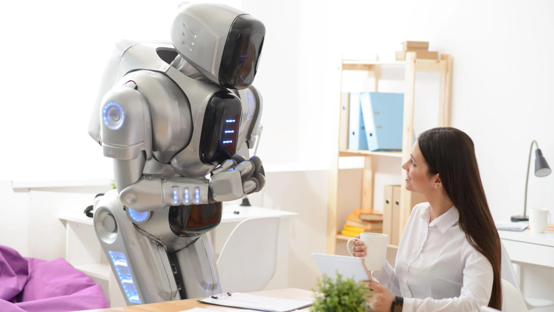 Plancha, pone la lavadora y limpia la casa: el robot humanoide que va a revolucionar las tareas del hogar