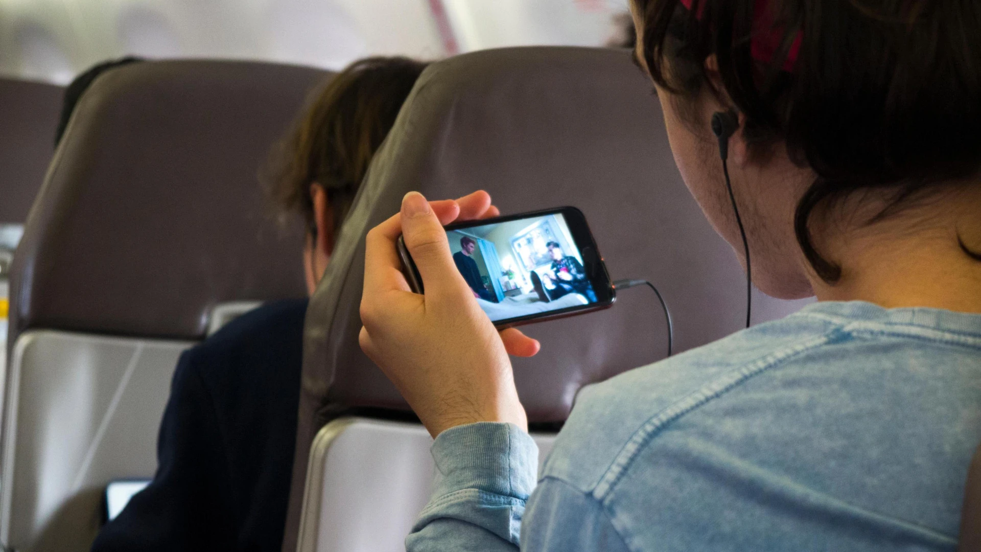 Un piloto despeja las dudas sobre si es necesario activar el modo avión durante un vuelo
