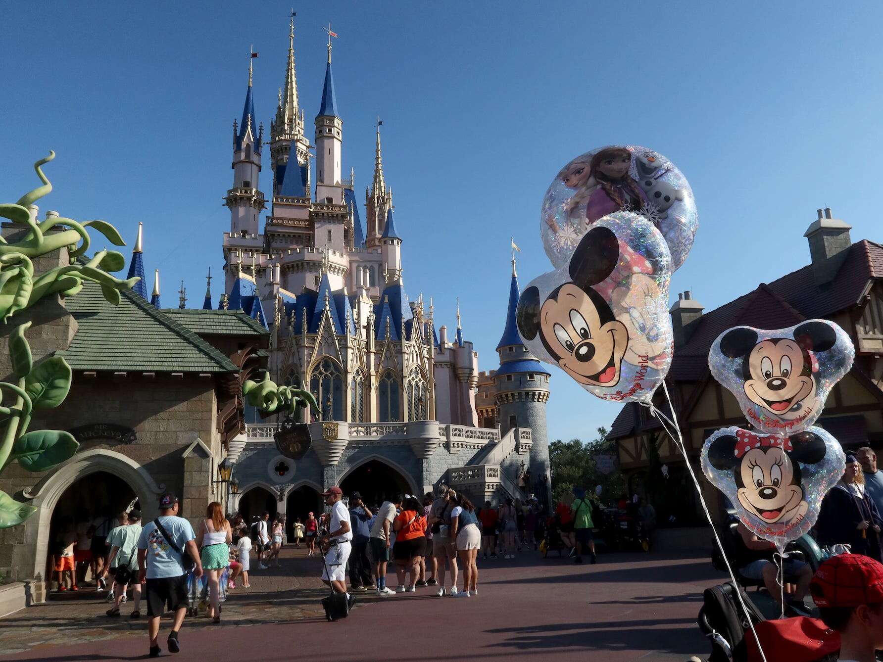 Former Disney World employees share 8 of their favorite places to eat in the theme parks 