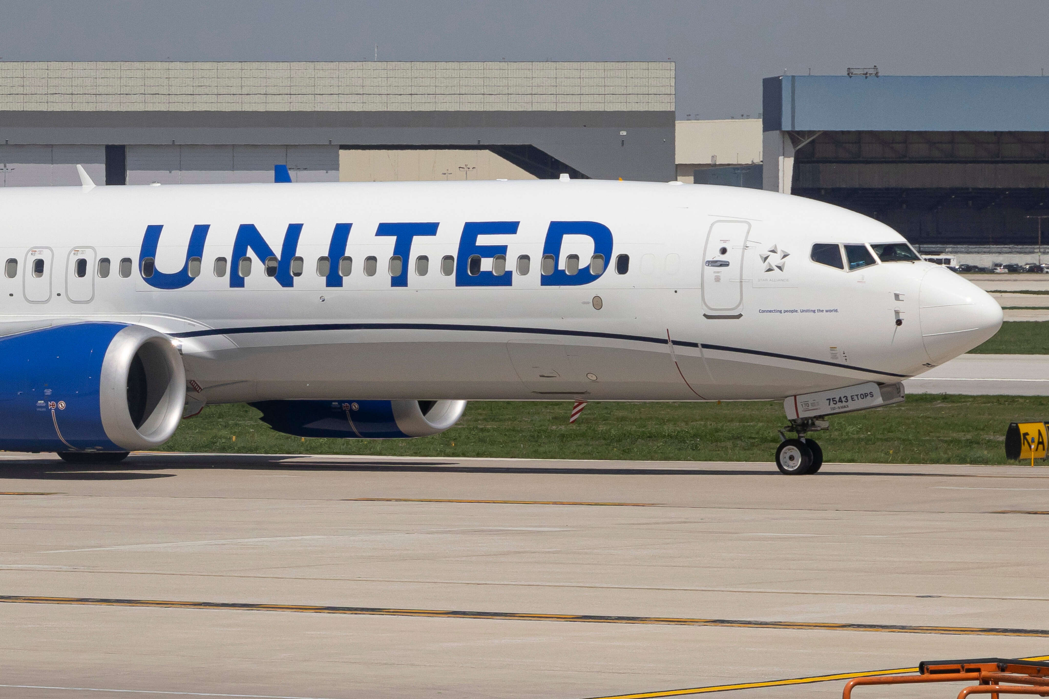 A United Airlines pilot ordered pizza for all his passengers after an emergency landing left them stranded