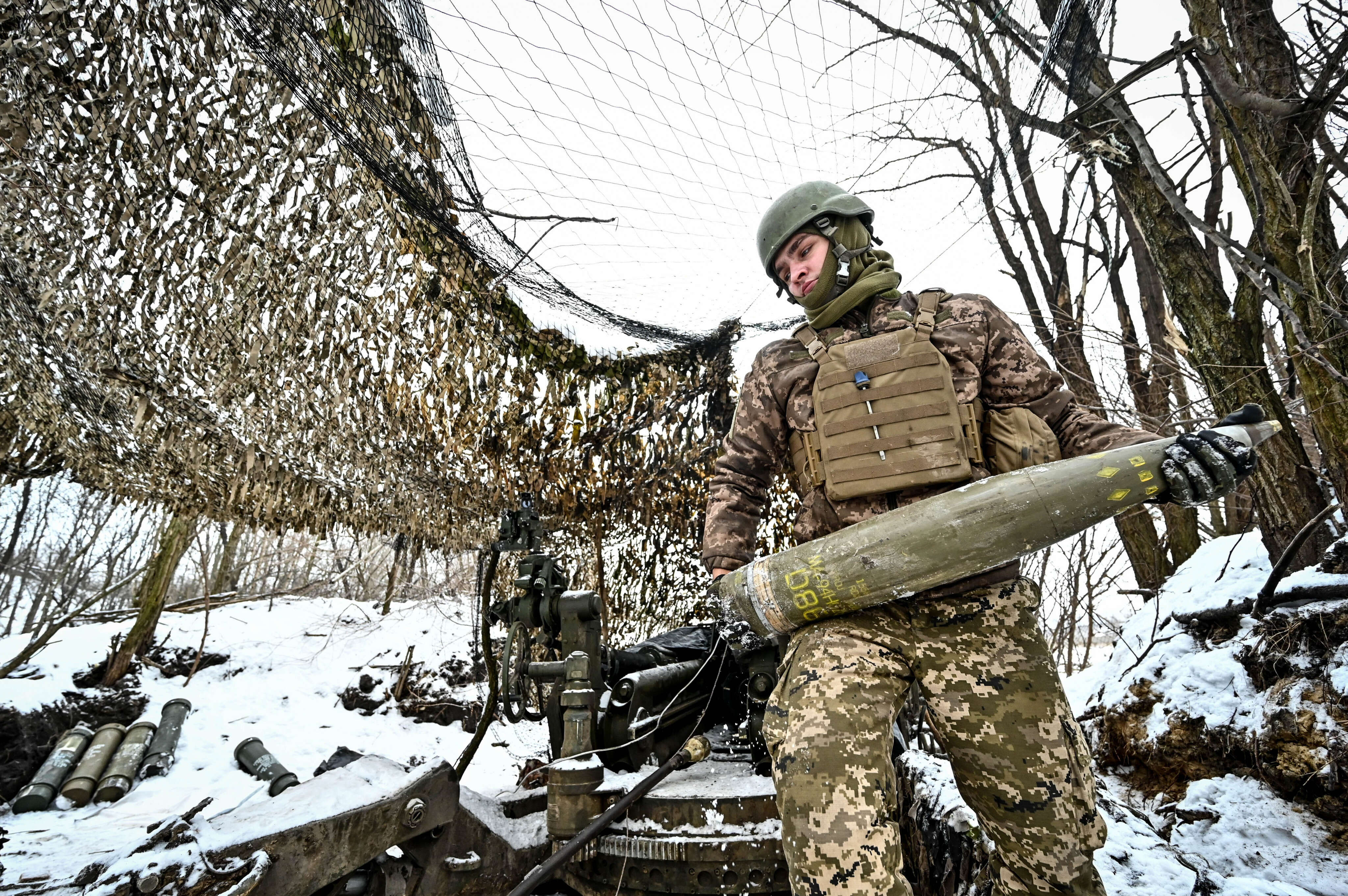 Russia's ammo supply is outgunning Ukraine at a rate of 6 to 1, Zelenskyy warns of retreat