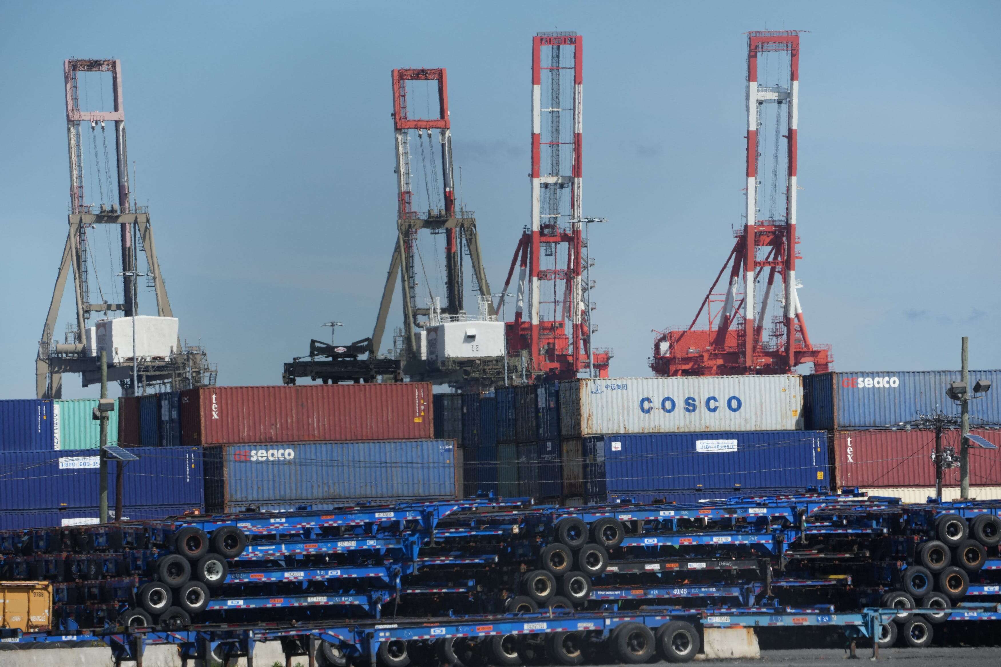 Dockworkers on the East and Gulf Coasts have agreed to suspend the strike after reaching a deal for better pay