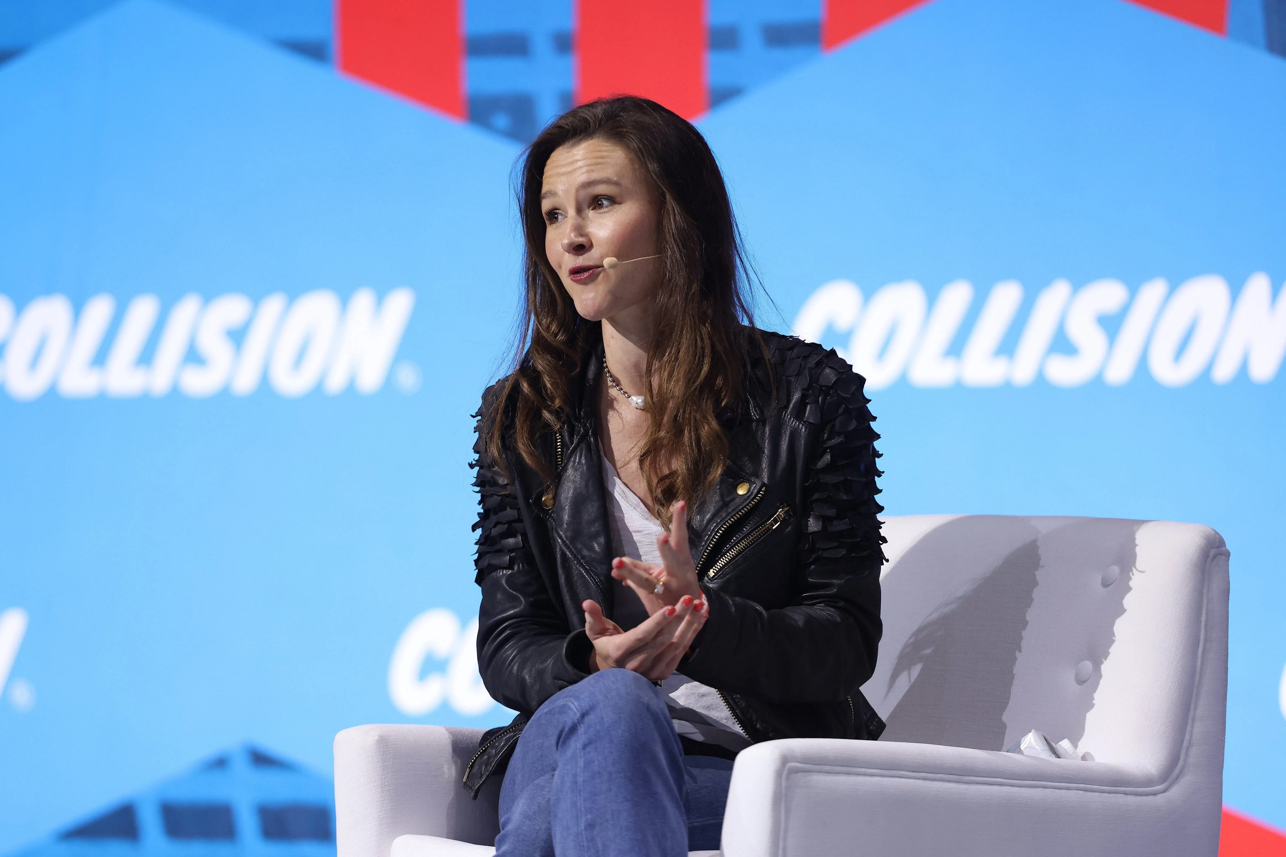 Why the next app for relationships won't look like a dating app, according to a VC