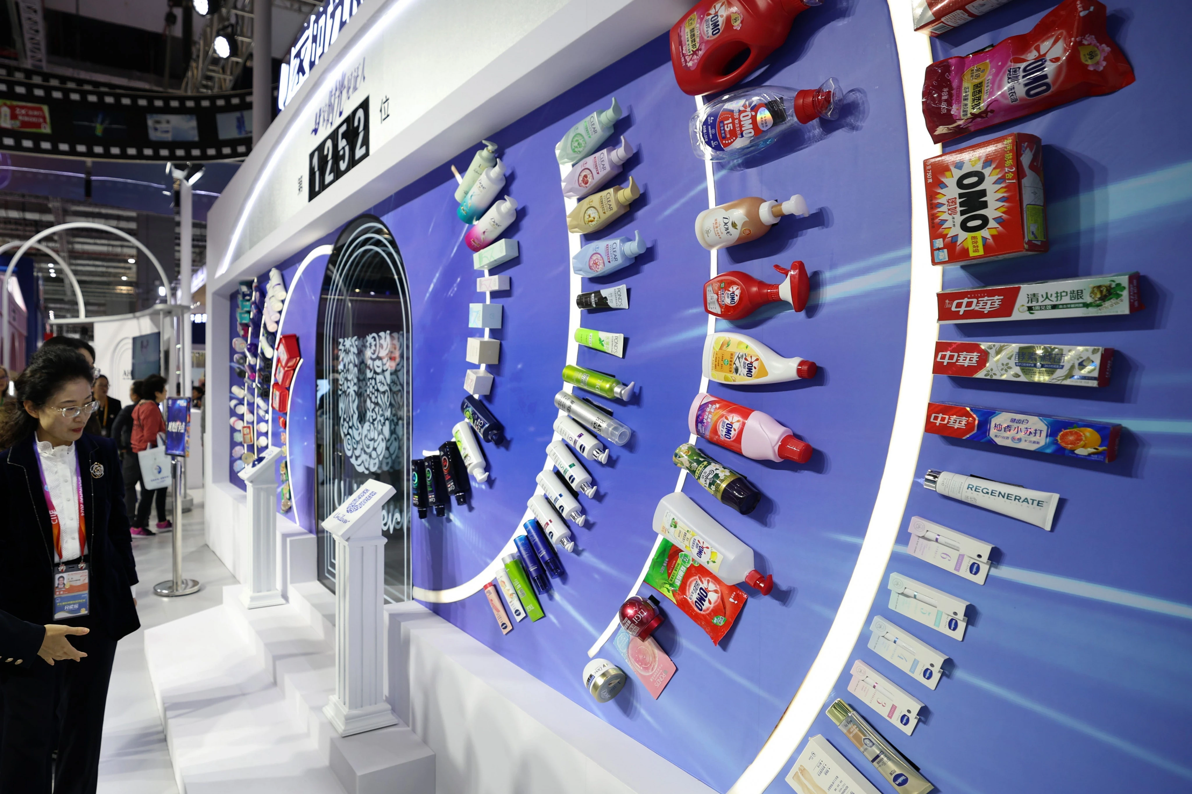 Unilever's new CEO is shaking up the company with sharp cuts at the top: 'We are fed up with mediocrity'